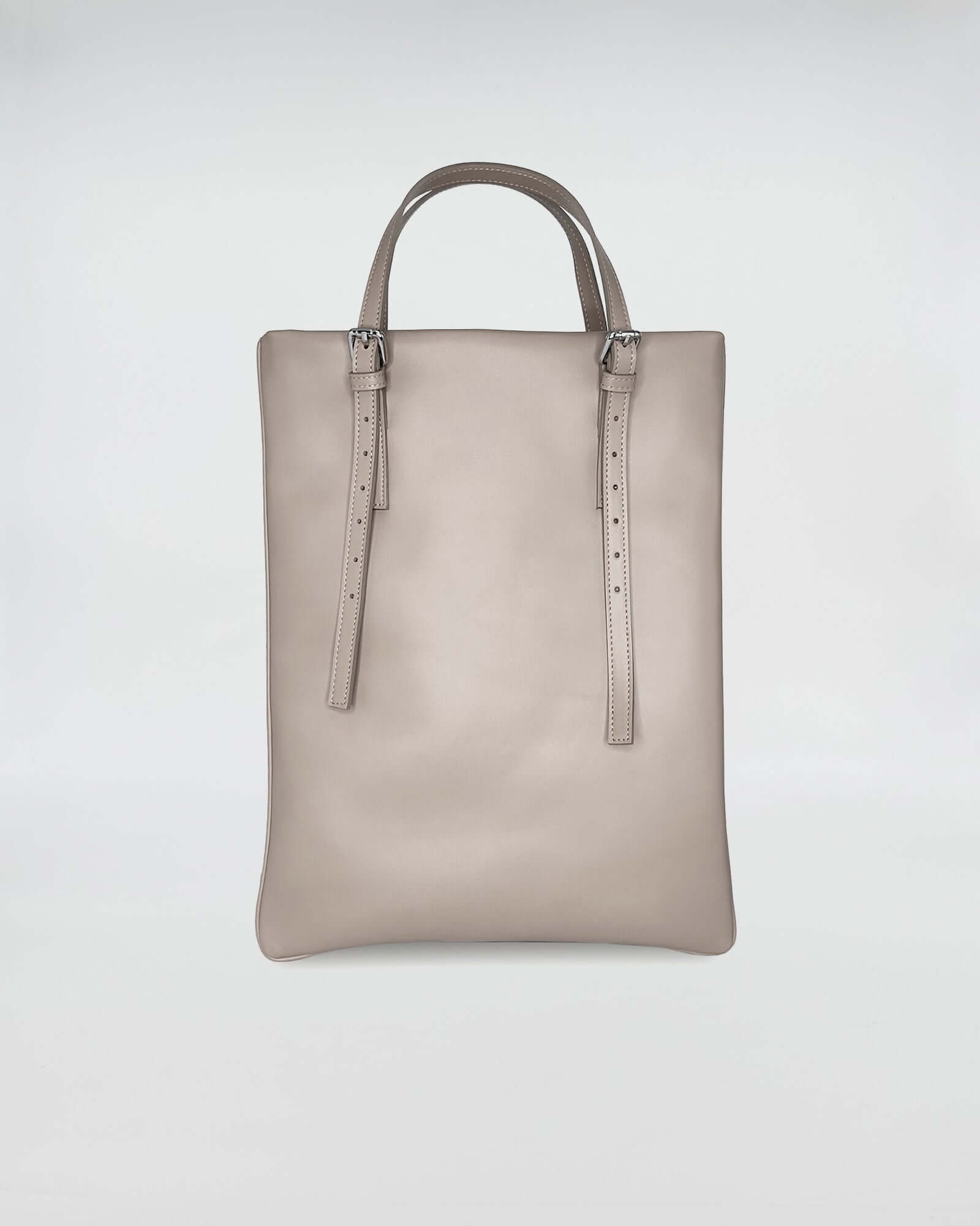 AMELIE PORTACOMPUTER elegant leather bag with straps for carrying laptops and documents.