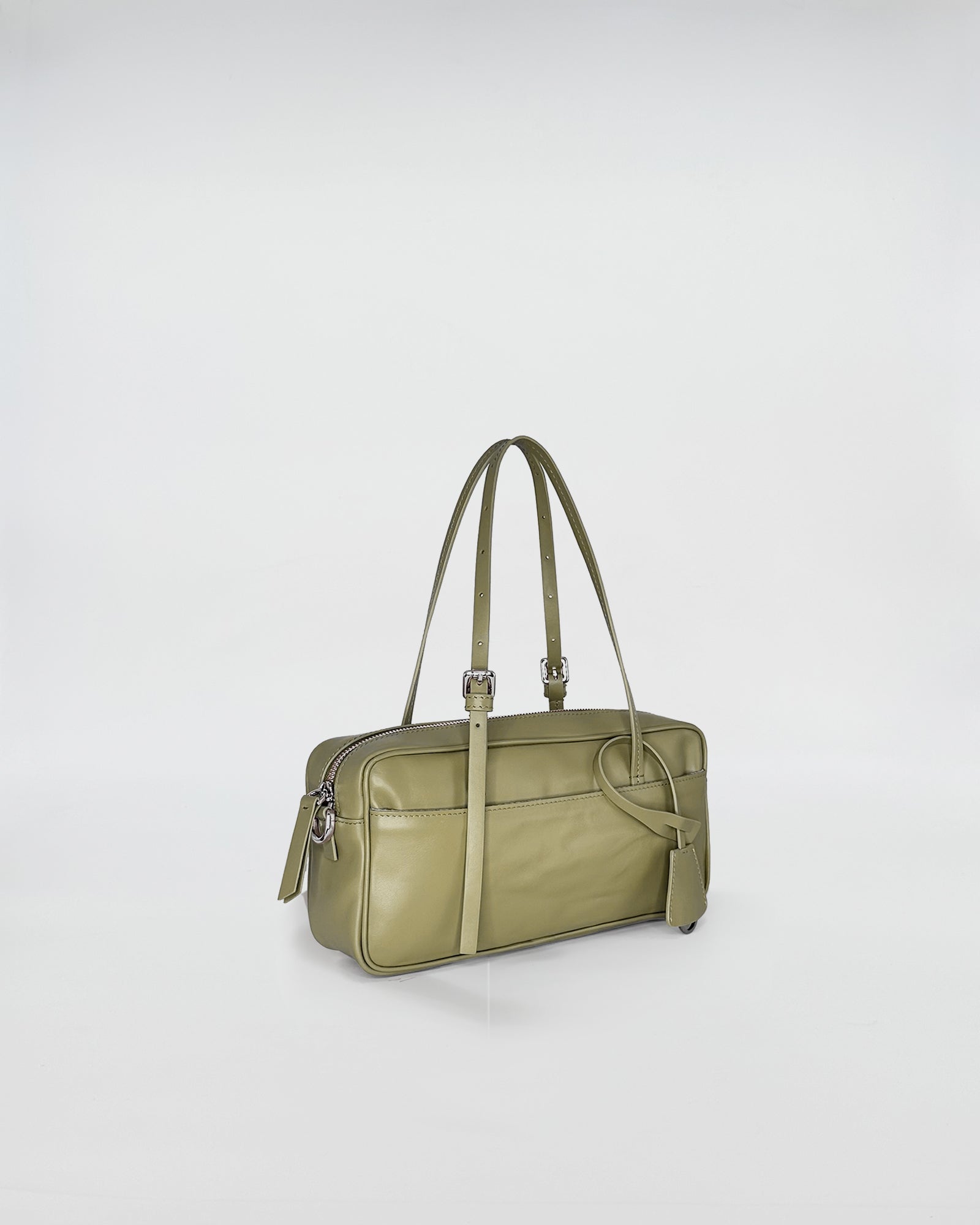 Borsa ASIA VITELLO LAVATO in pelle lavata dalla forma essenziale, color verde, con manici allungabili.