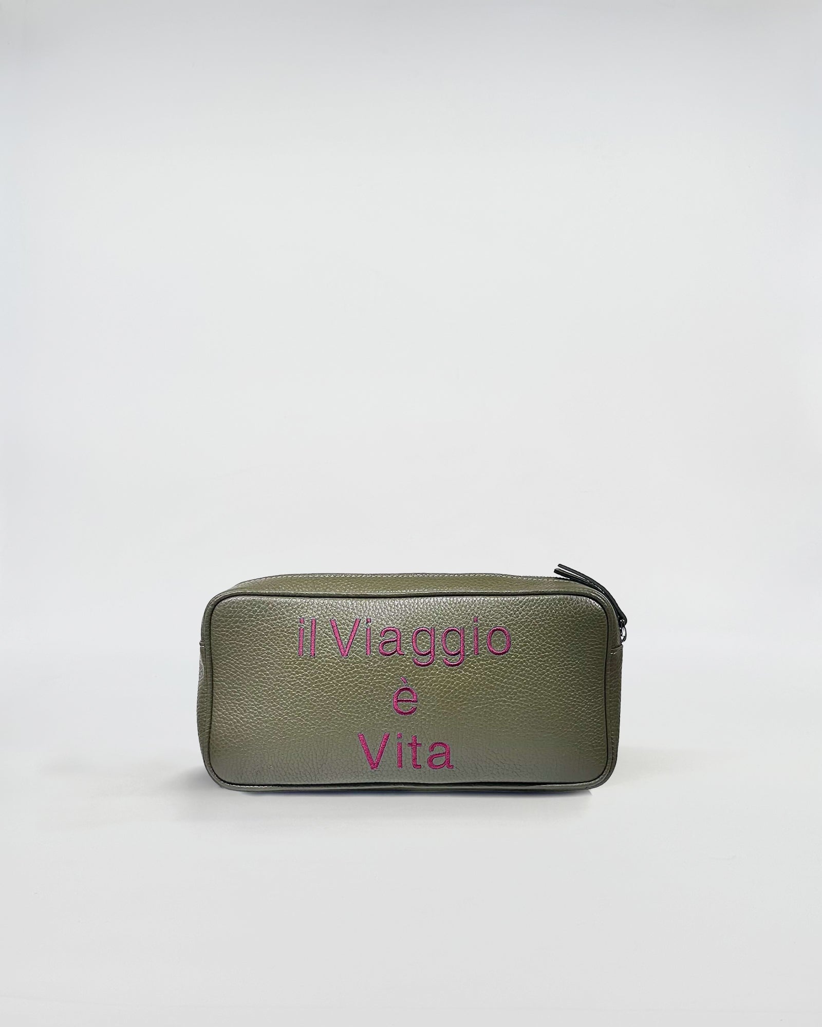 Beauty in pelle personalizzato: eleganti beauty case in pelle con personalizzazione ricamata, ideale per organizzare prodotti di bellezza.