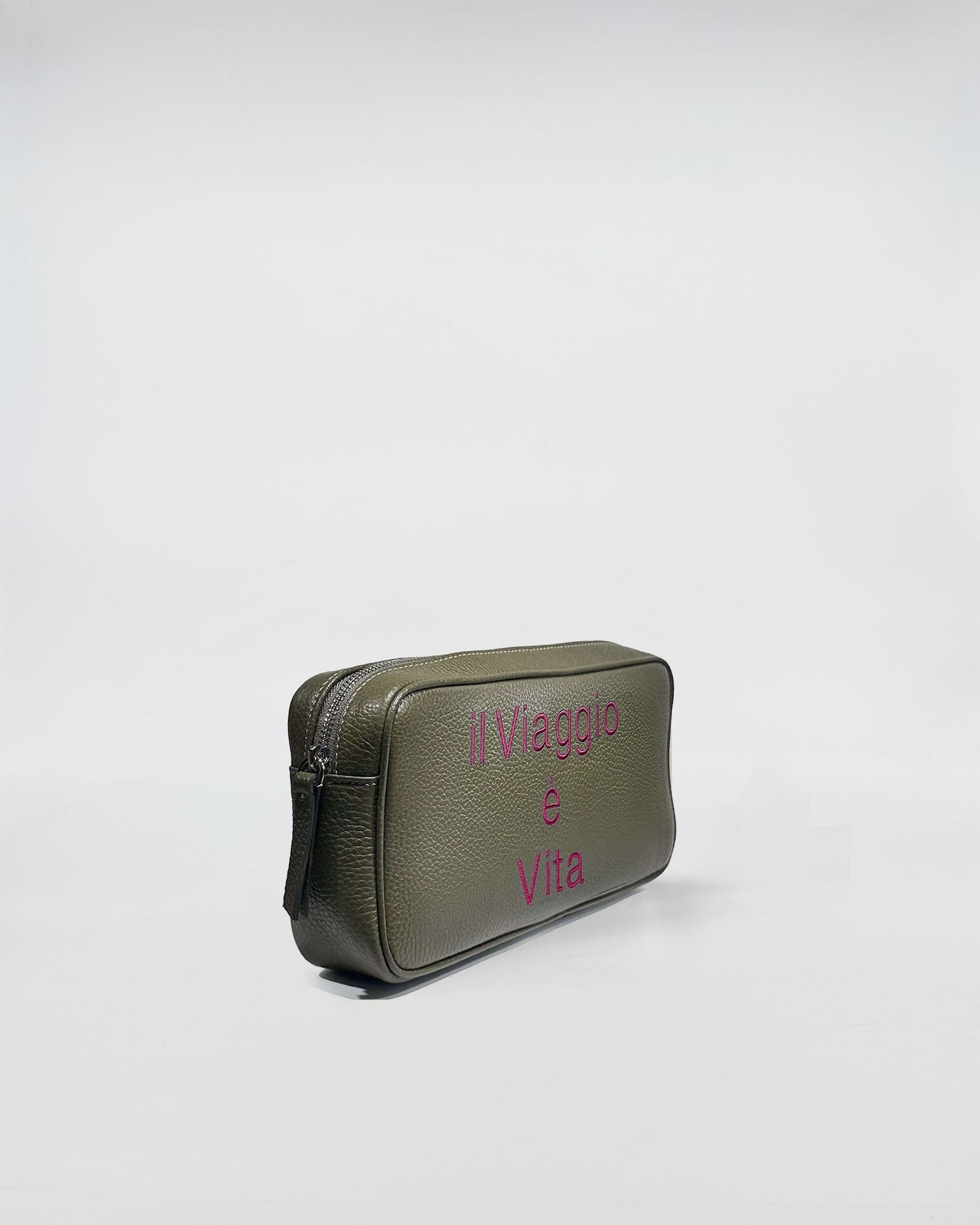 BEAUTY IN PELLE PERSONALIZZATO elegante beauty case in pelle con personalizzazione ricamata.