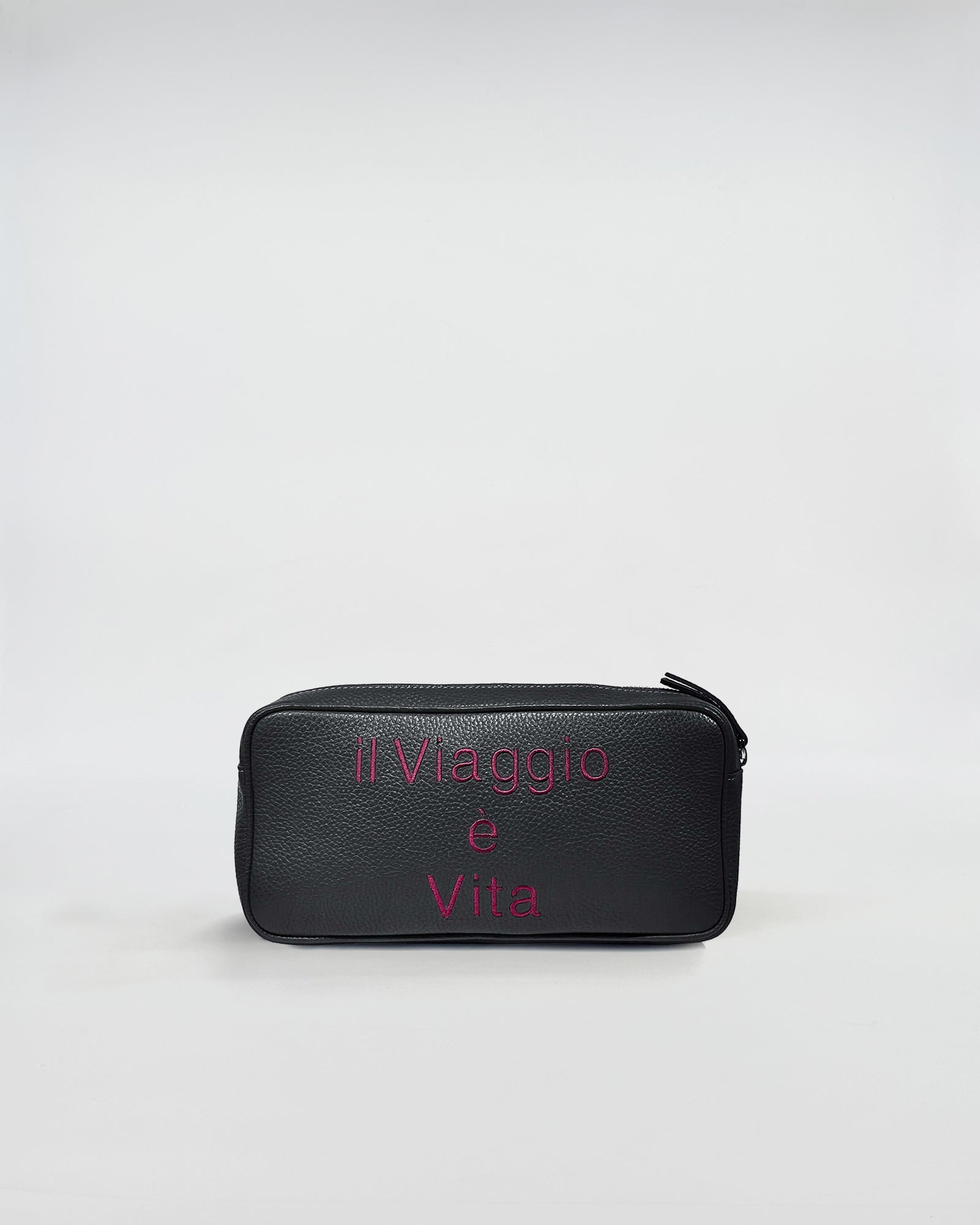 BEAUTY IN PELLE PERSONALIZZATO - elegante beauty in pelle con scritta 'Il Viaggio è Vita', personalizzabile e alla moda.