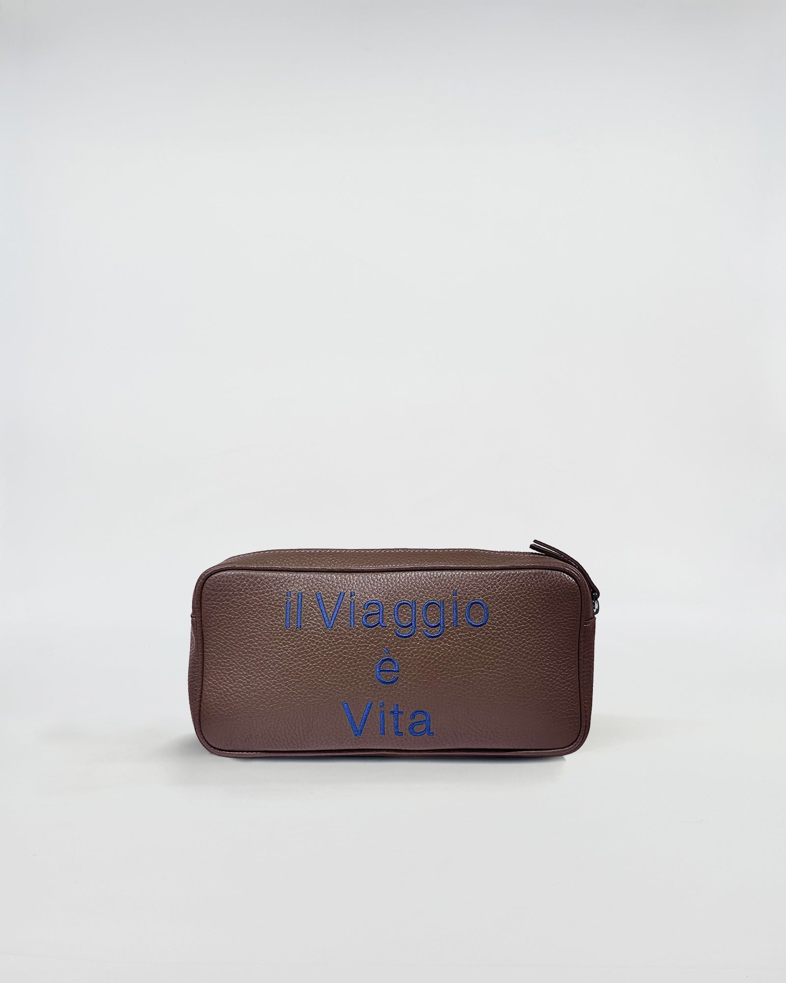 BEAUTY IN PELLE PERSONALIZZATO elegante beauty case in pelle marrone con scritte blu, accessorio di bellezza unico e personalizzabile.