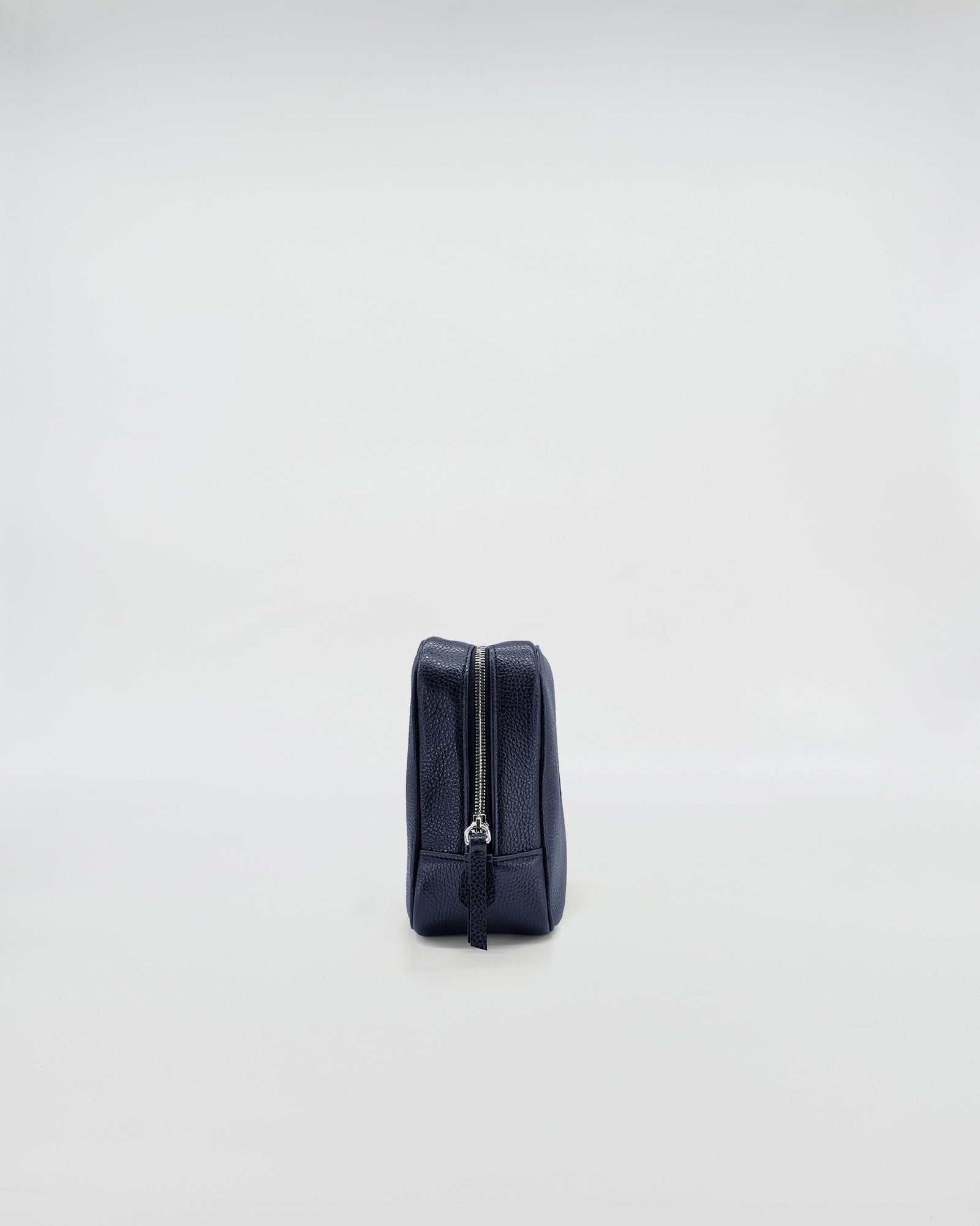 Beauty medium in pelle personalizzato - elegant navy leather beauty case with zipper, perfect for organizing beauty products.