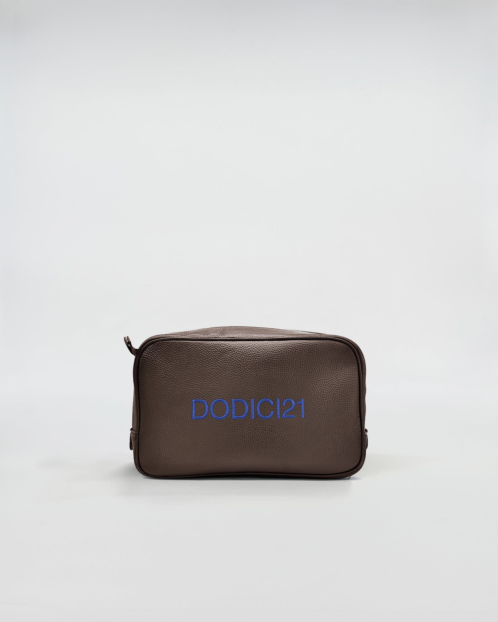 BEAUTY MEDIUM IN PELLE PERSONALIZZATO in elegante pelle marrone con personalizzazione DODICI21 in blu.