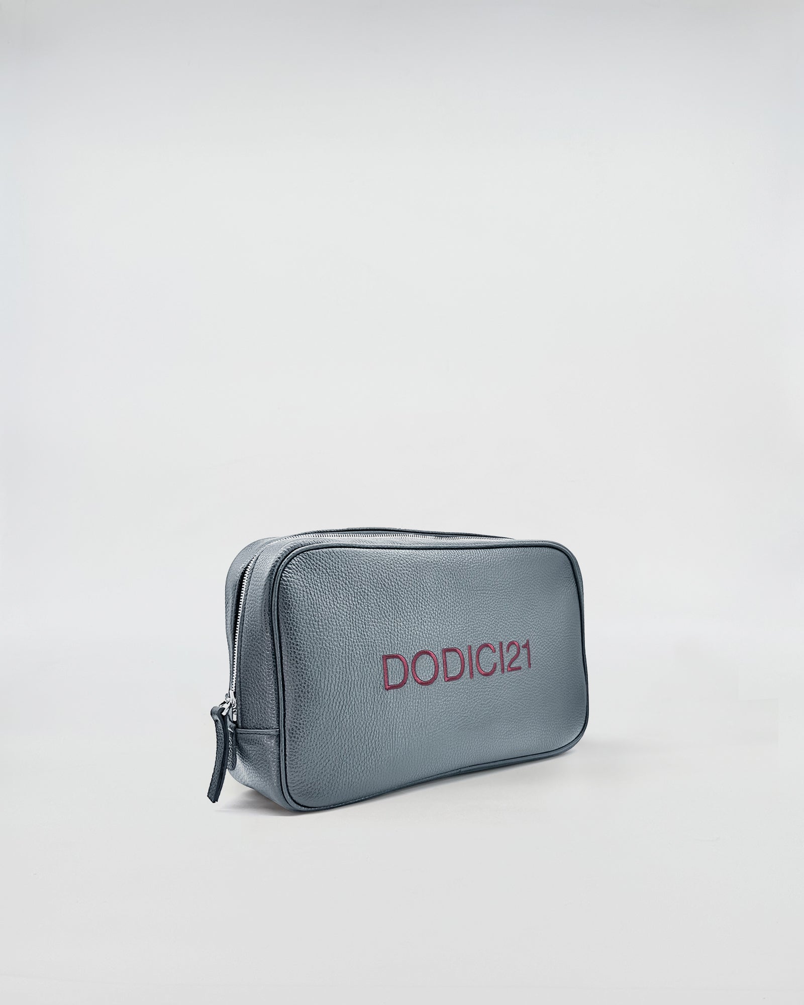 Beauty medium in pelle personalizzato, elegante beauty case in pelle con iniziali DODICI21 ricamate.