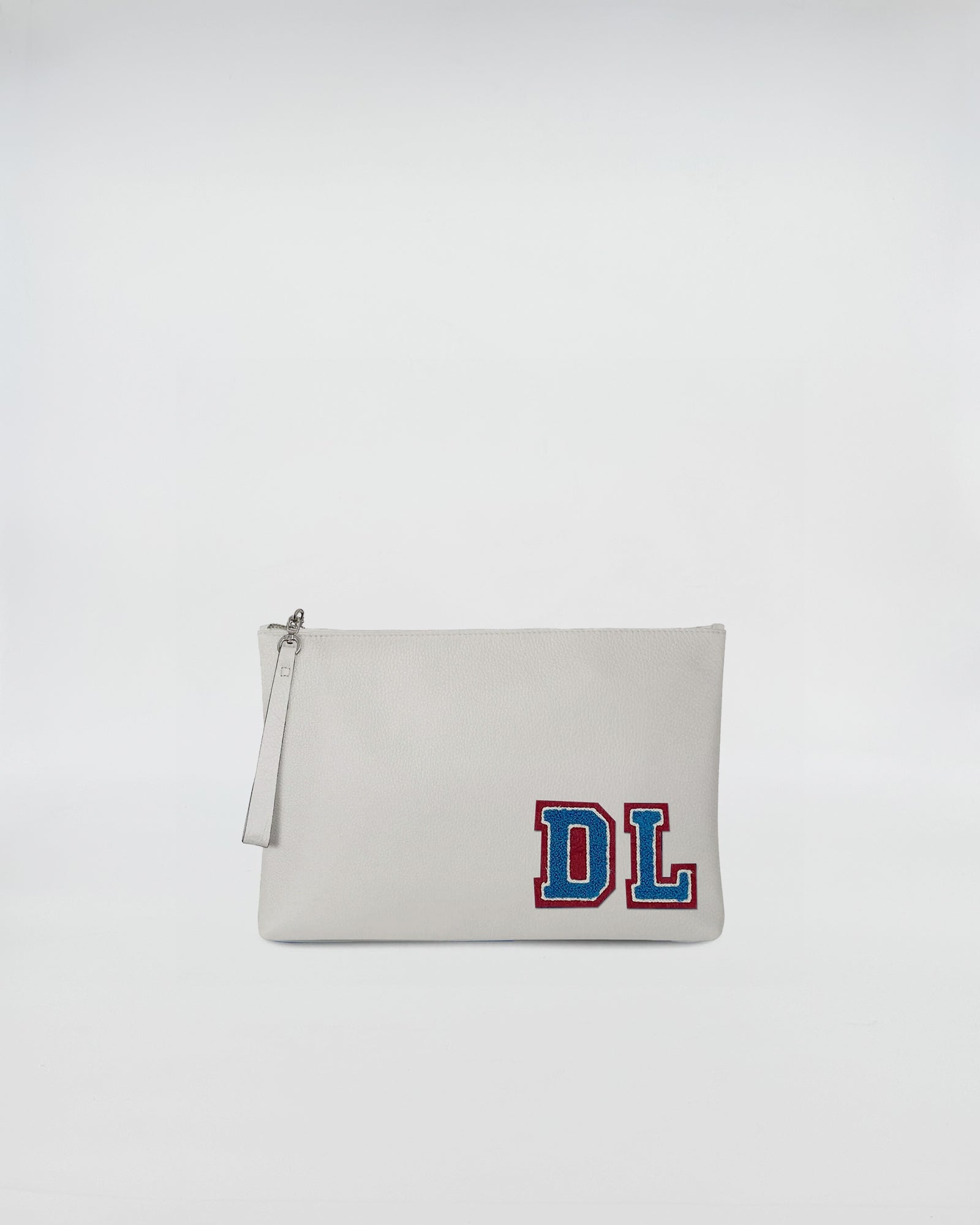BUSTA A4 PERSONALIZZATA in pelle bianca con patch ricamato in blu e rosso, chiusura con zip, ideale per uso pratico.