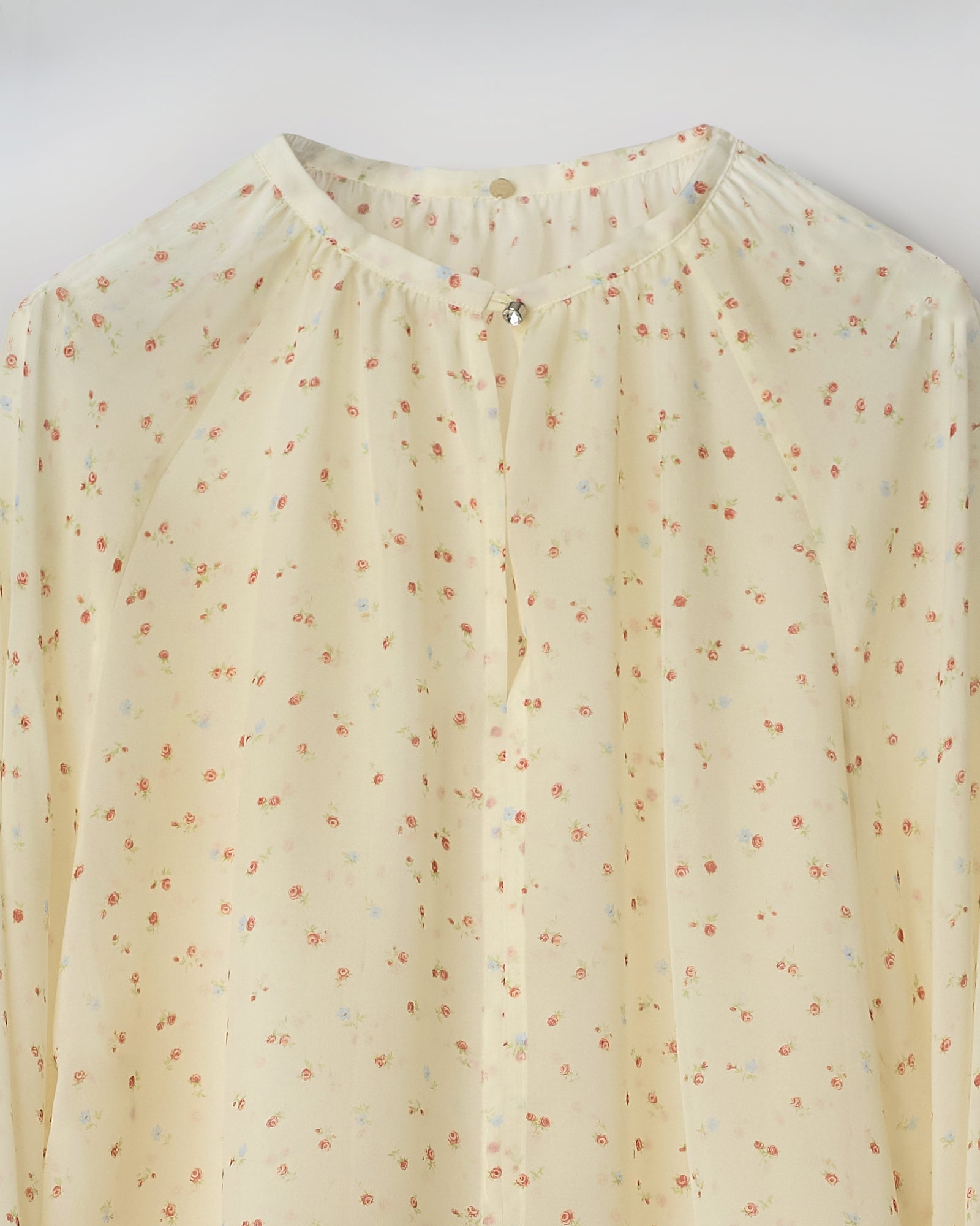 CAMICIA COLETTE FANTASIE ROSE con fantasia di piccole rose su fondo giallo, dettagli romantici e taglio comodo.