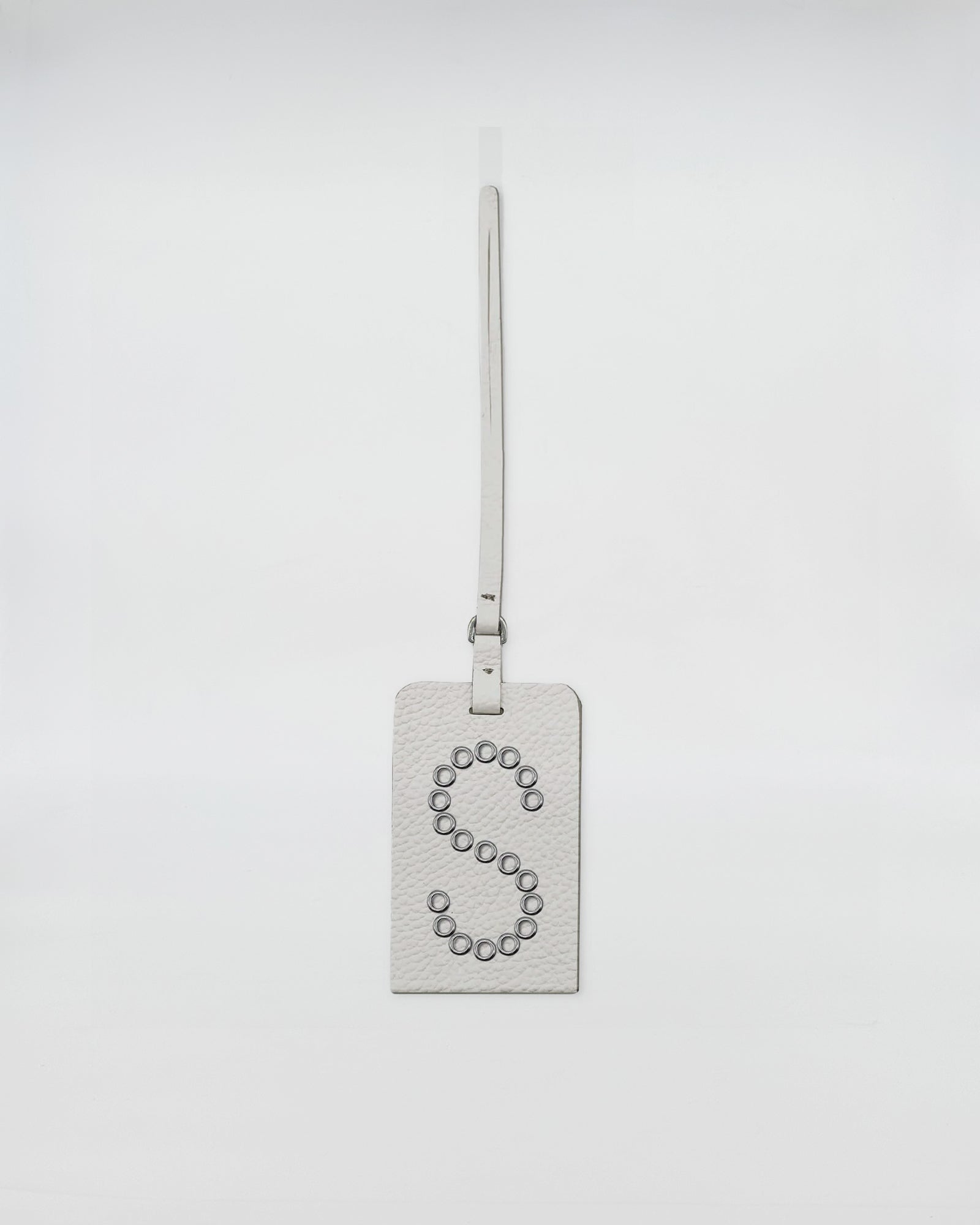 CHARM PERSONALIZZATO ROCK in pelle rettangolare con iniziale 'S' e occhielli nickel per personalizzazione.