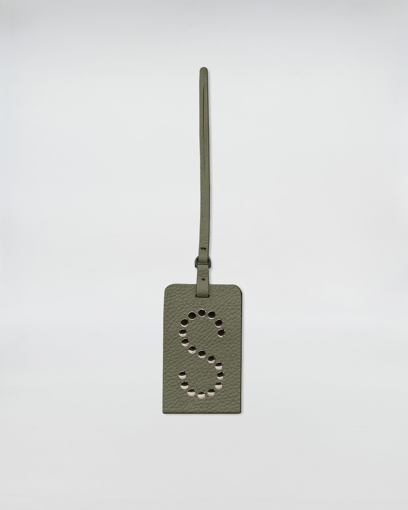 CHARM PERSONALIZZATO ROCK in pelle rettangolare personalizzabile con lettera S e occhielli nickel.