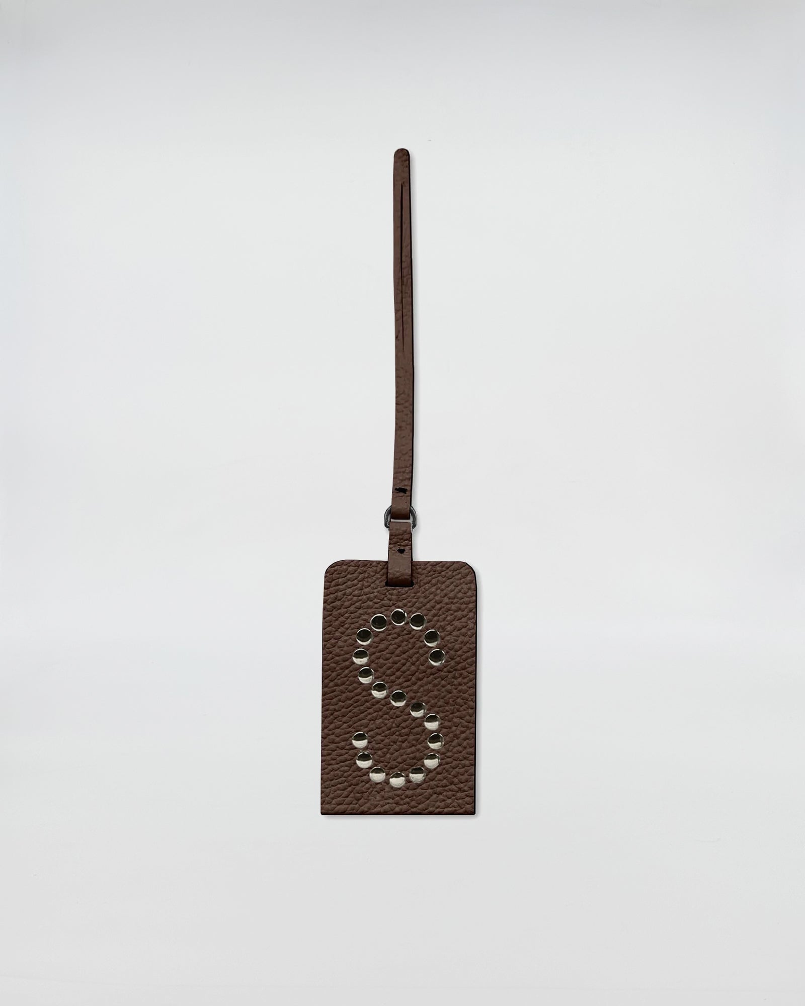 CHARM PERSONALIZZATO ROCK in pelle marrone con iniziale S personalizzata e occhielli nickel.