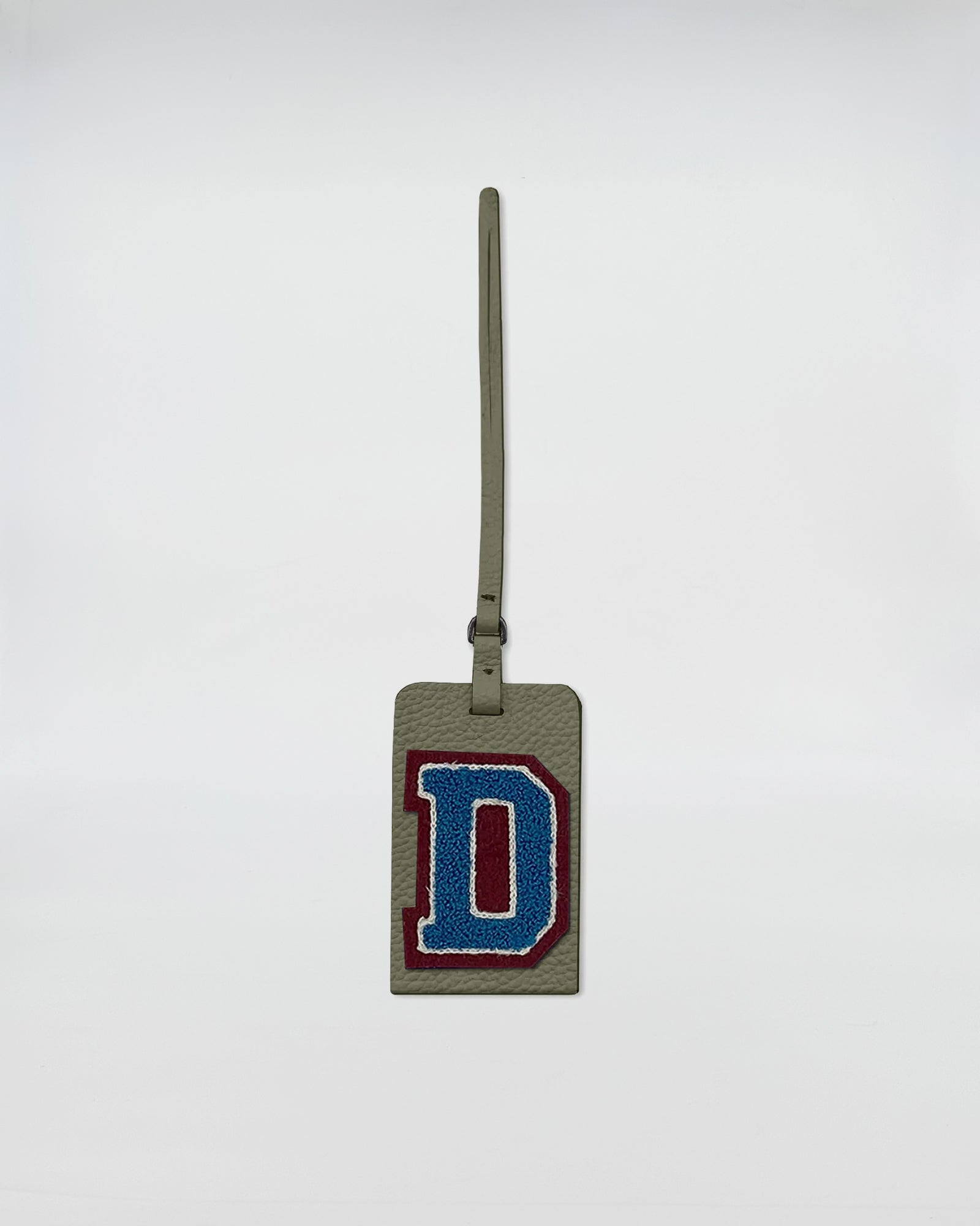 CHARM PERSONALIZZATO PATCH in pelle con patch lettera D ricamata in blu e bordeaux, accessorio distintivo per borse.