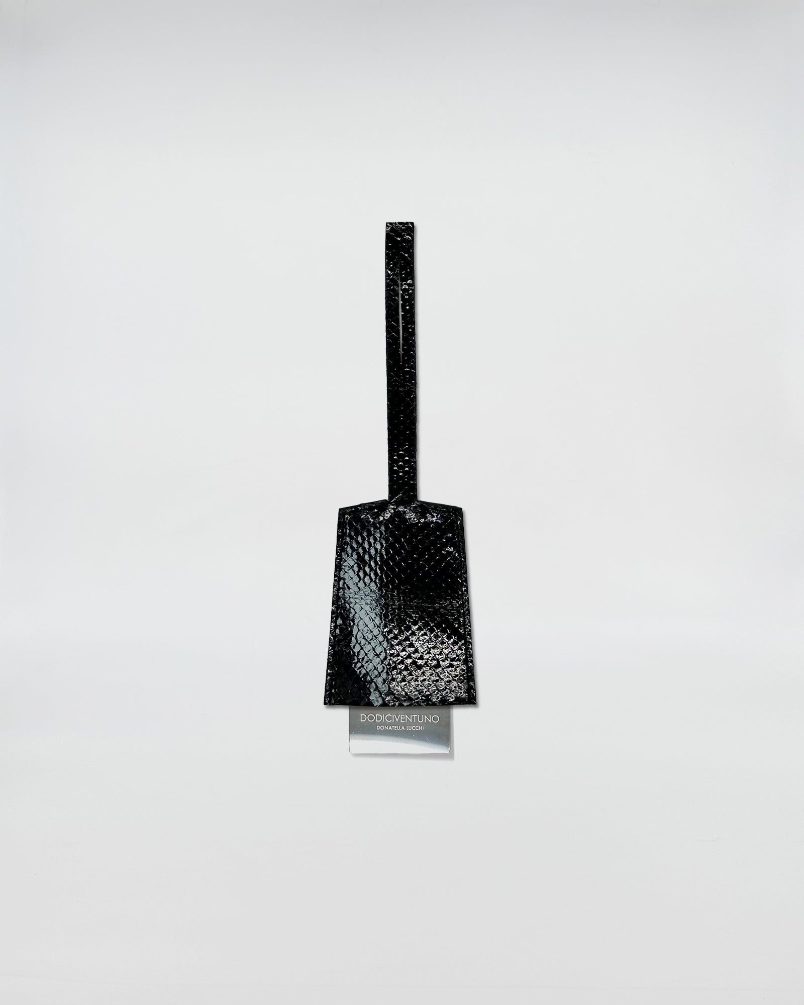 SPECCHIO DA BORSETTA NARCISO PITONE RECYCLE in black reptile design, compact and stylish for quick makeup touch-ups.