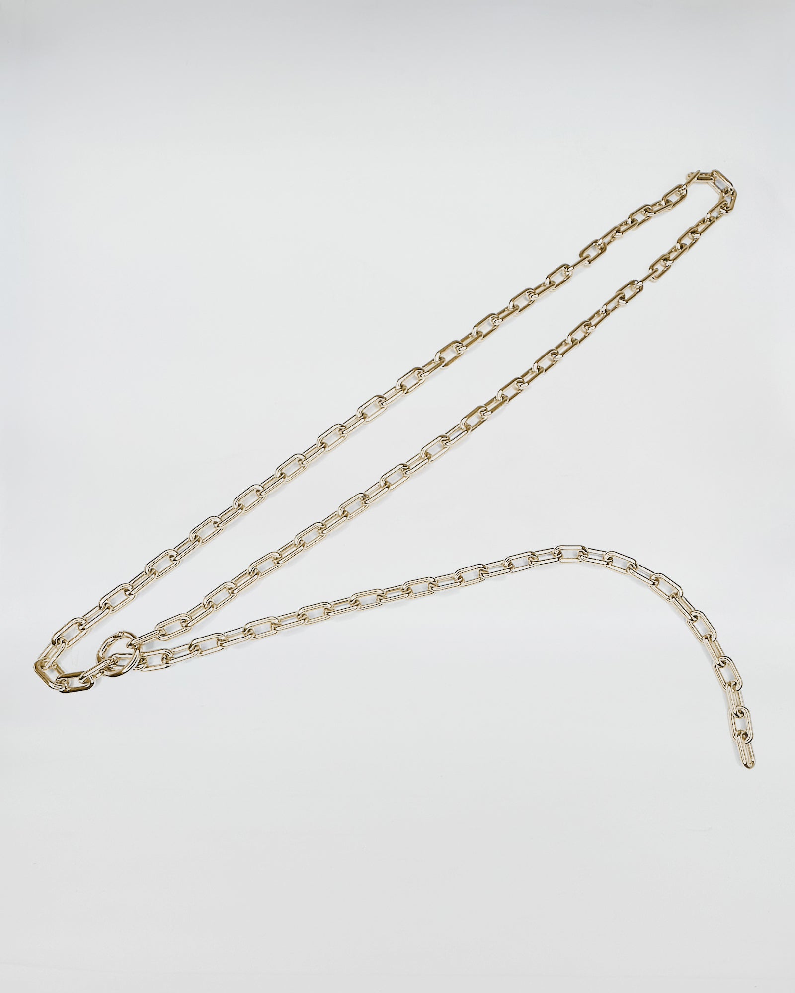 CINTURA IN CATENA in metallo dorato con design vintage, ideale per completare un look audace e distintivo.