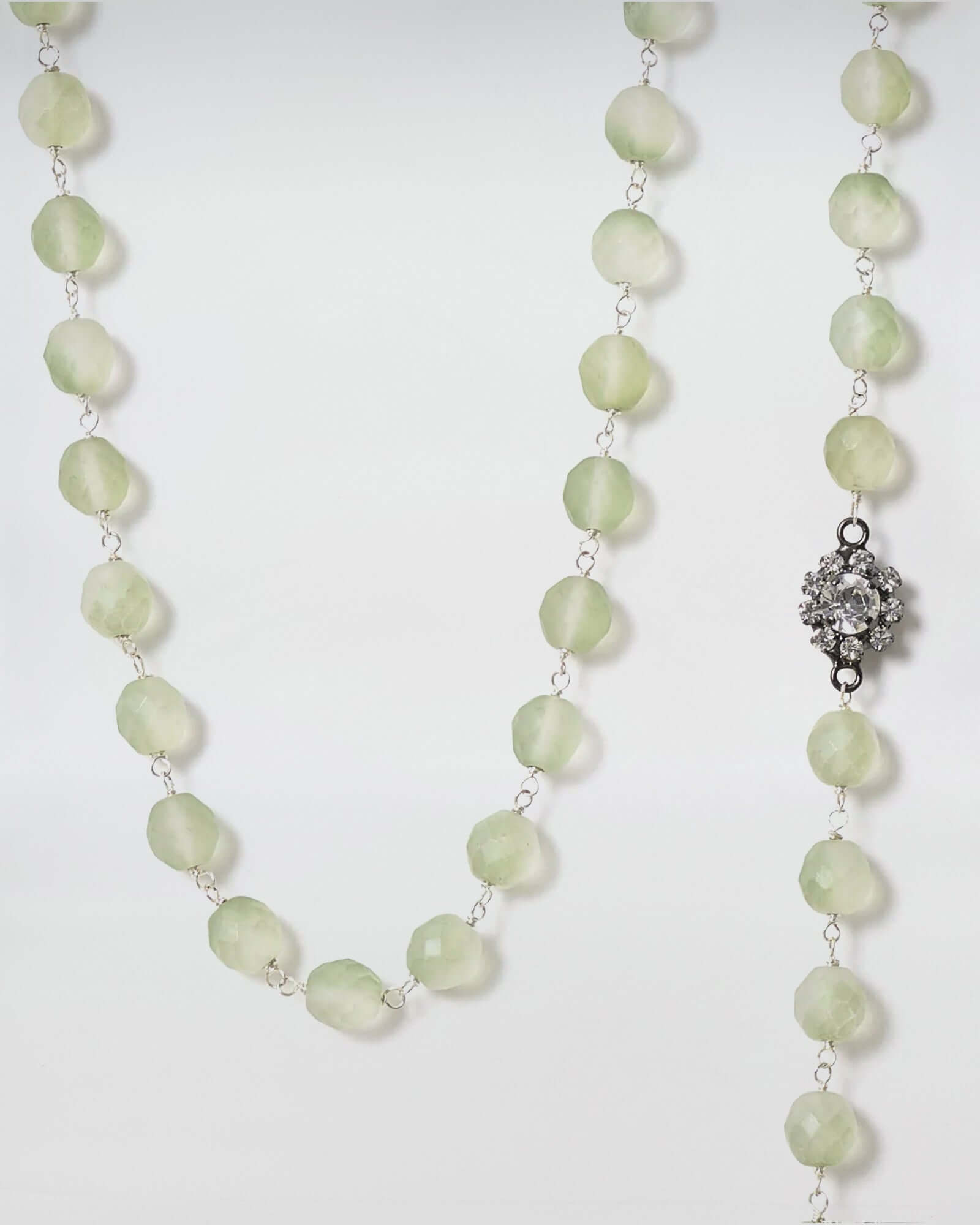 COLLANA MOD. 47 con perle eleganti e accessorio in strass color cristallo per uno stile distintivo.
