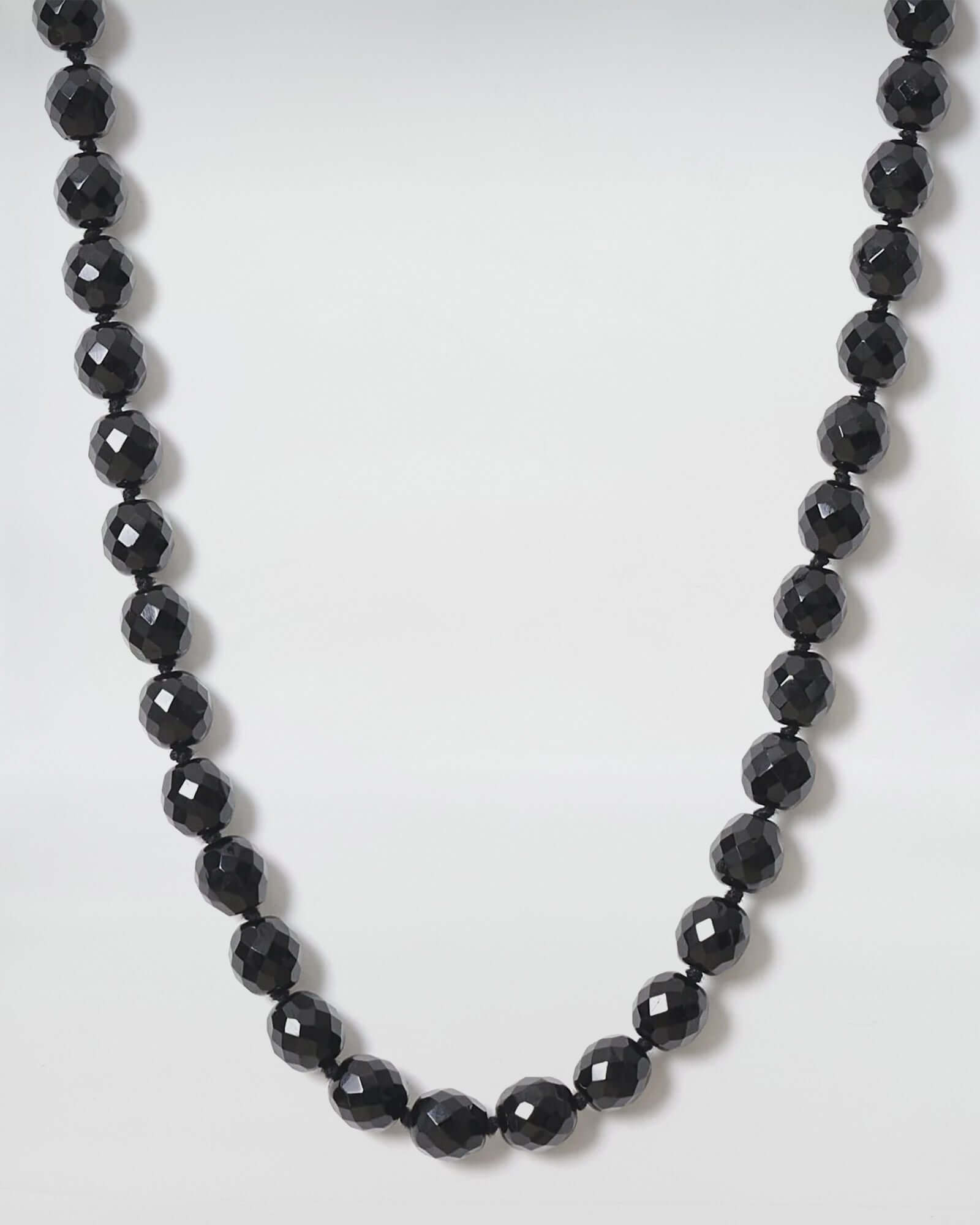 COLLANA MOD. 48 in mezzo cristallo nero, elegante e versatile, perfetta per ogni occasione.