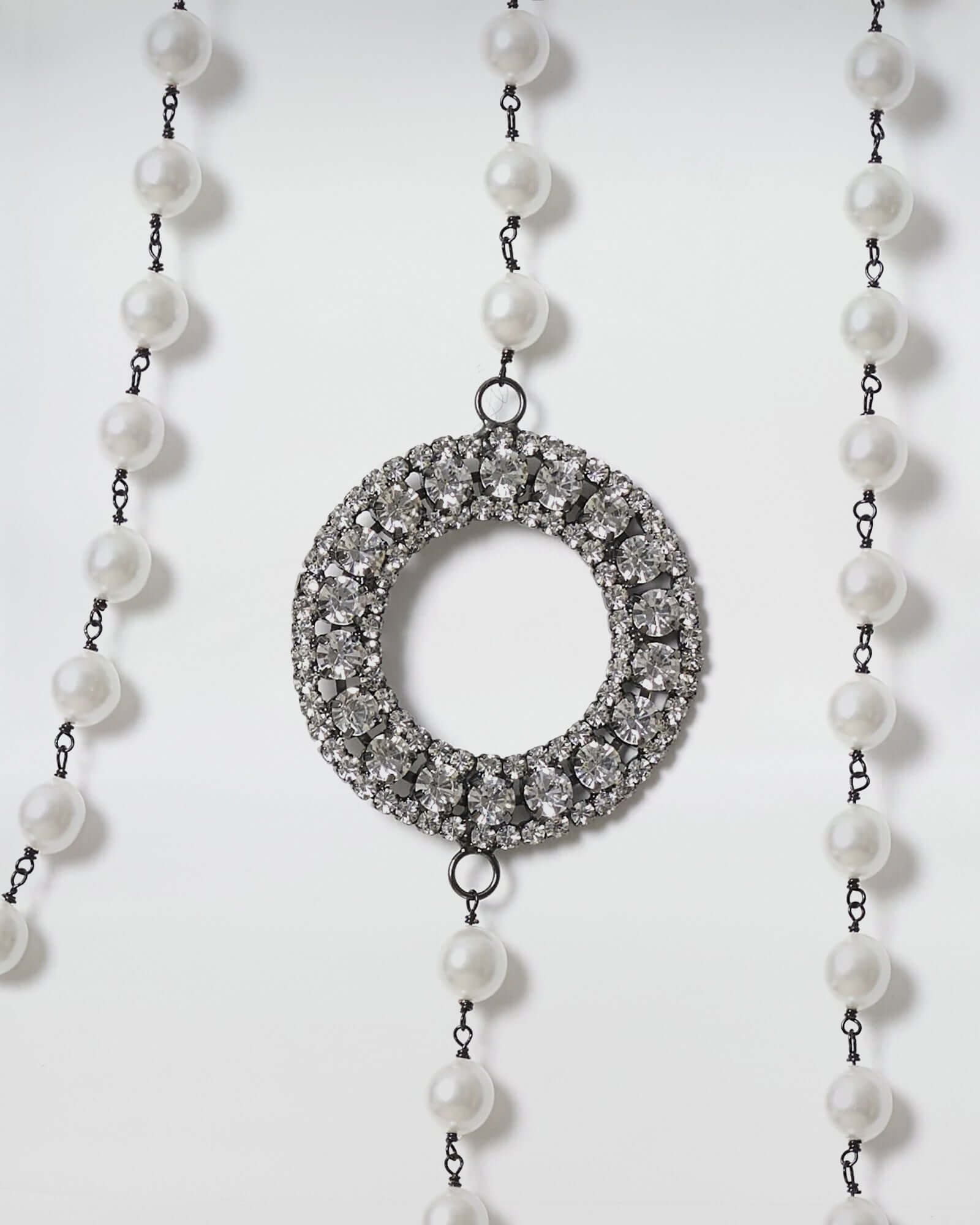 COLLANA MOD. 39 con eleganti perle e accessorio in strass color cristallo, design sofisticato per ogni occasione.