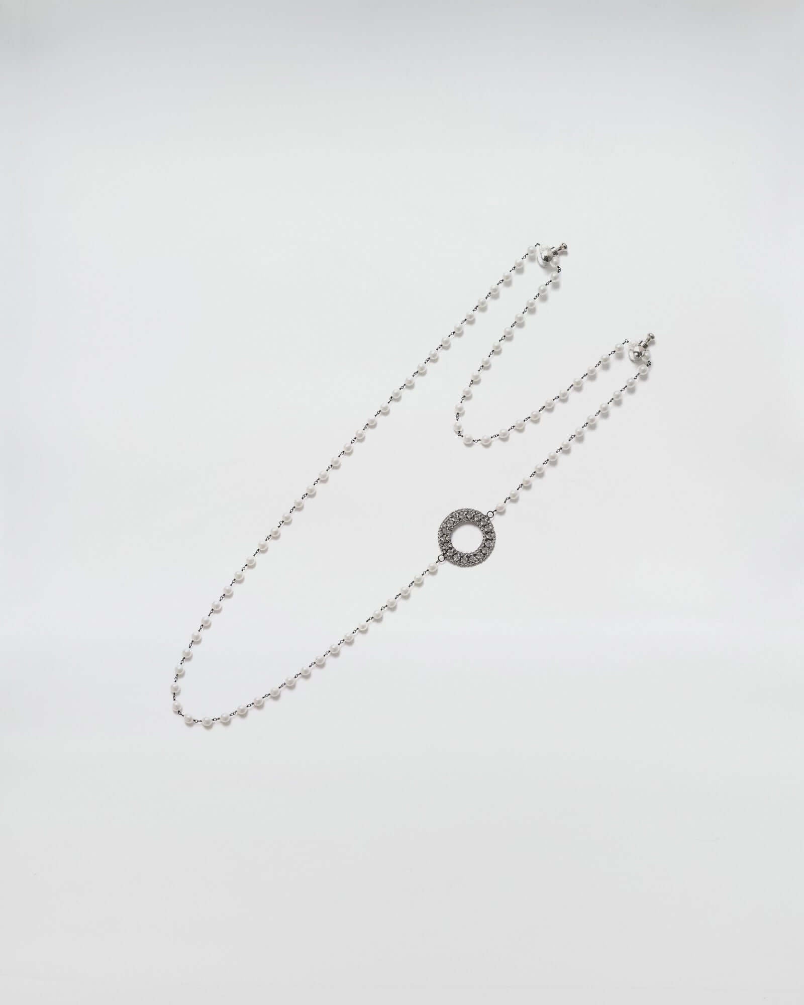 Collana Mod. 39 con perle eleganti e accessorio in strass color cristallo, design versatile e sofisticato.