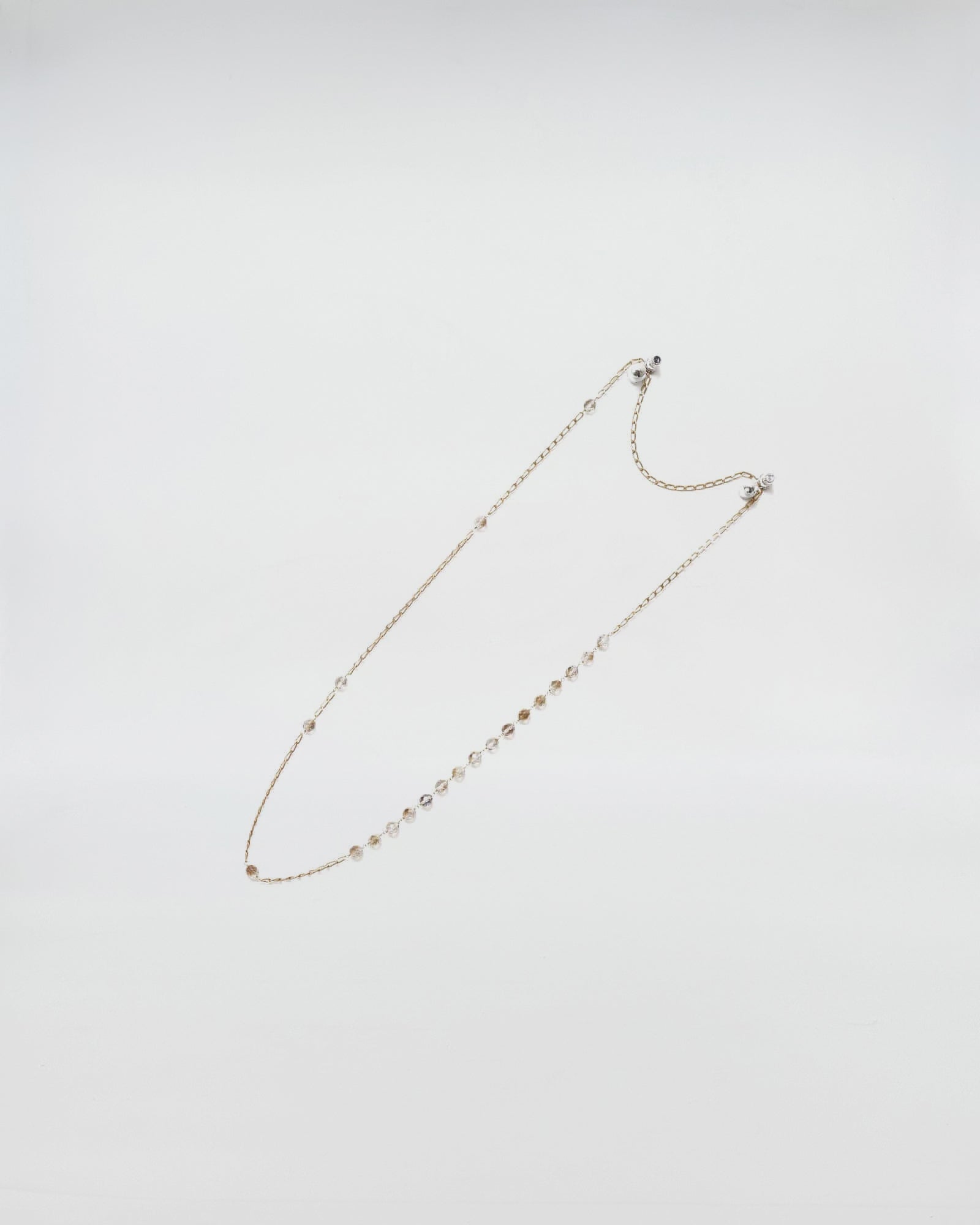 Collana MOD. 44, elegante collana con catena e perle di mezzo cristallo, perfetta per ogni occasione.