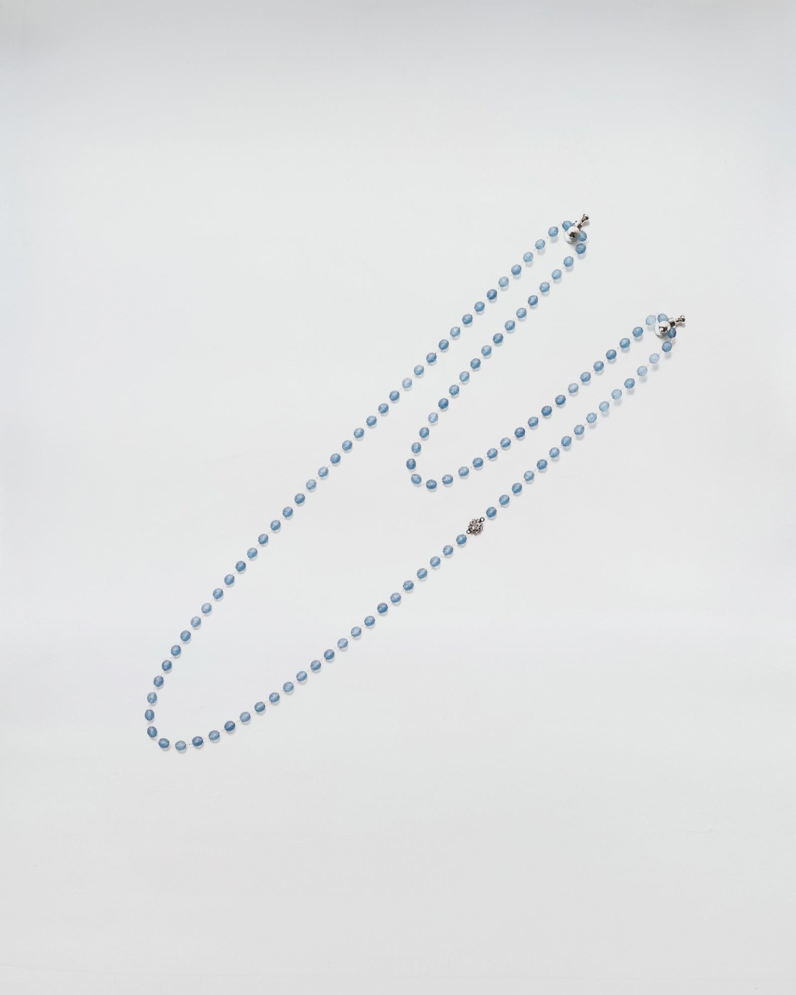COLLANA MOD. 41 - eleganti perle di mezzo cristallo blu con micro fiorellino in strass, adatta a diversi stili e occasioni.