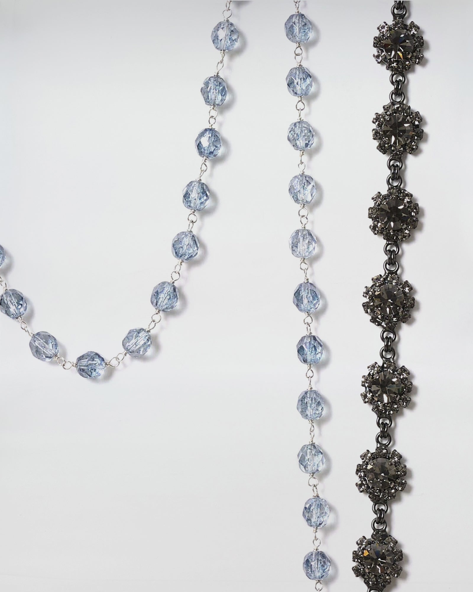 Collana Mod. 36: Elegant necklace with crystal beads and decorative strass flowers, adaptable for various styles and occasions.