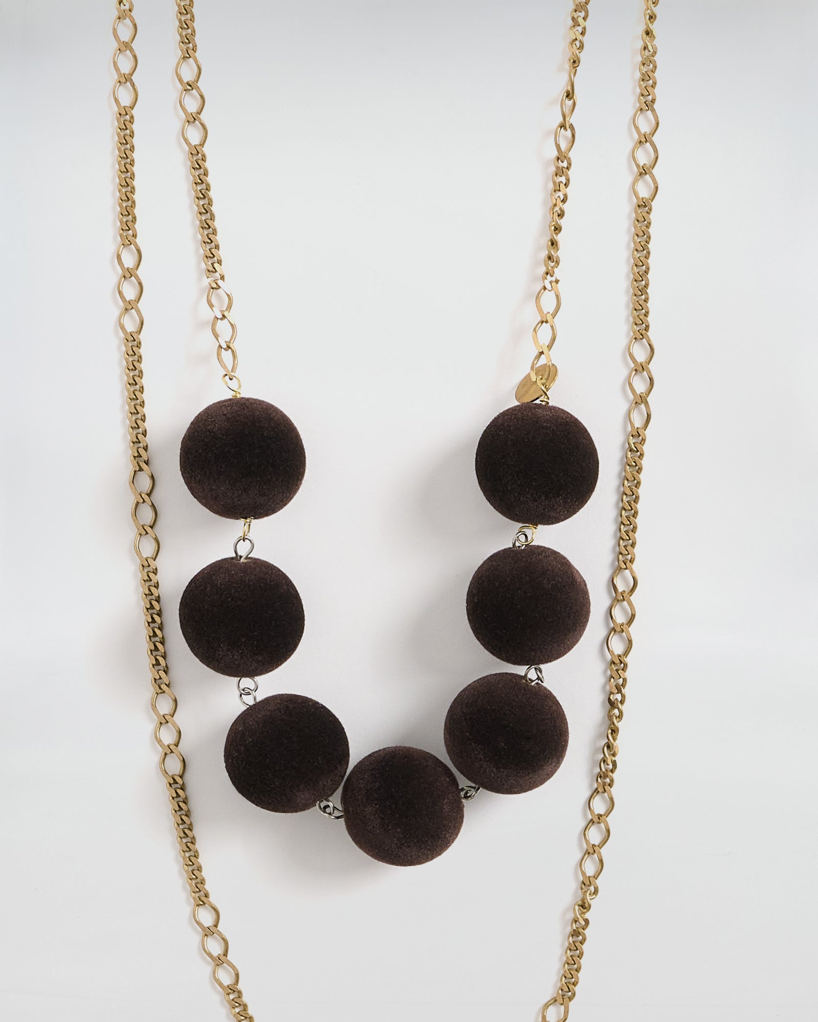 Collana elegante in ottone con boule in resina marrone, design moderno che richiama gli anni '30.