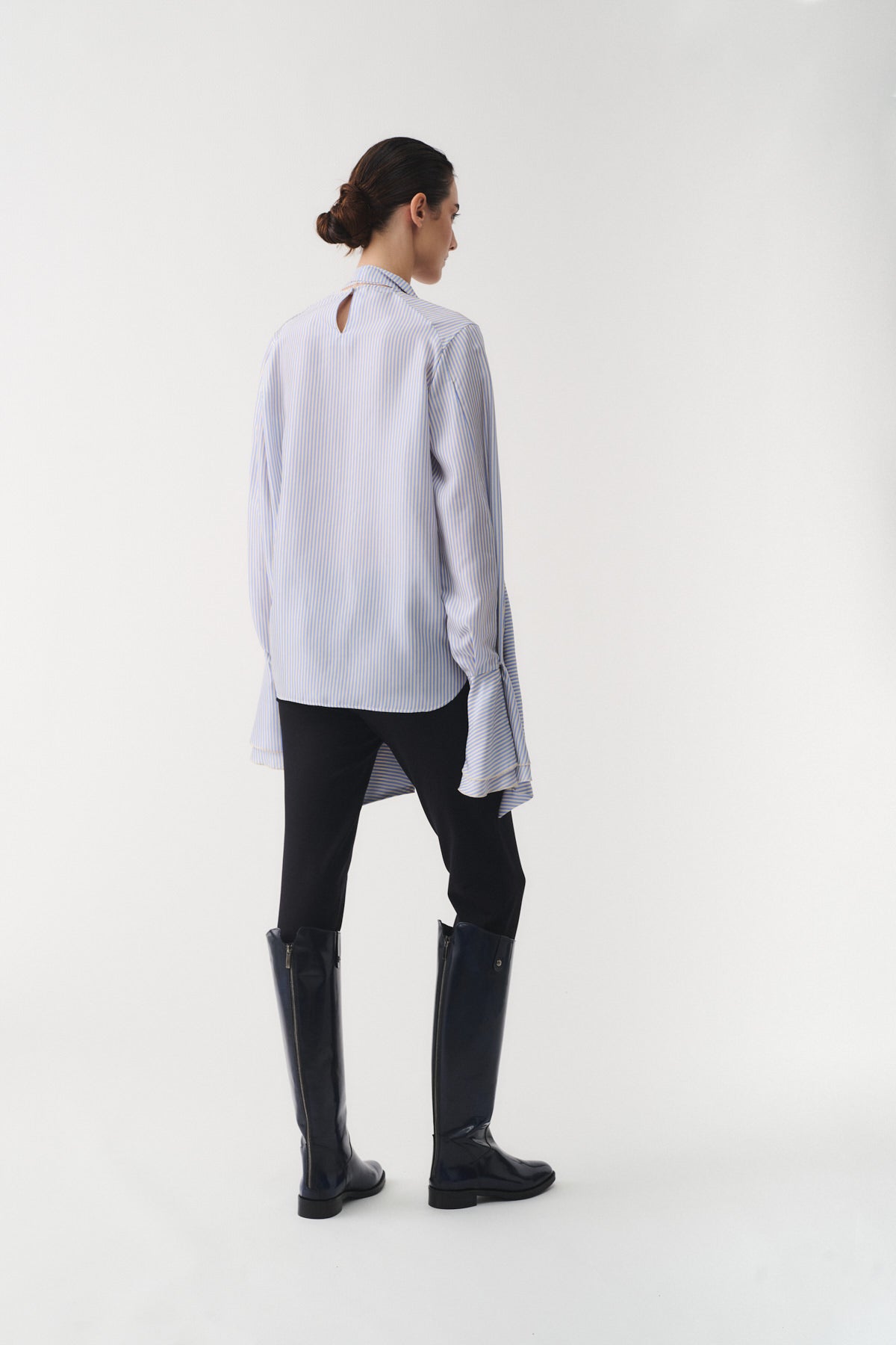 CAMICIA CHARLOTTE IN SETA CON SCIARPA: elegante camicia con dettagli raffinati, indossata con pantaloni e stivali.