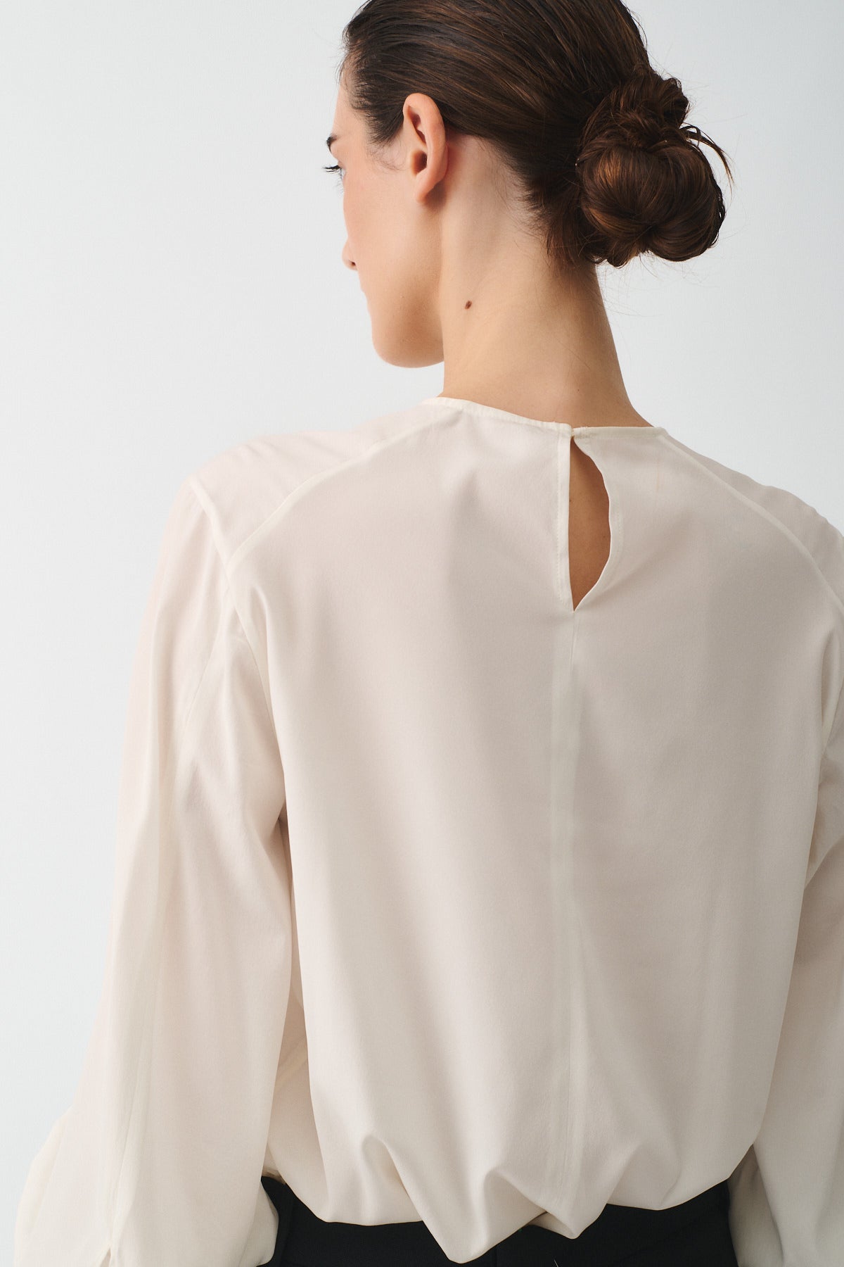 CAMICIA CHARLOTTE IN SETA CON ROUCHES E POLSI CON GEMELLI vista posteriore, elegante e raffinata.