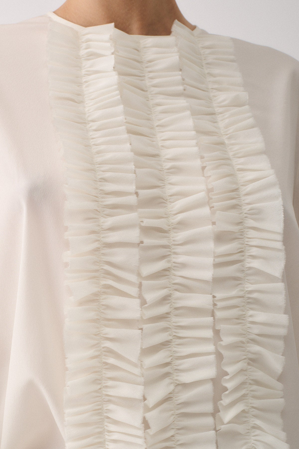 CAMICIA CHARLOTTE IN SETA CON ROUCHES E POLSI CON GEMELLI, dettaglio della rouches elegante sul tessuto