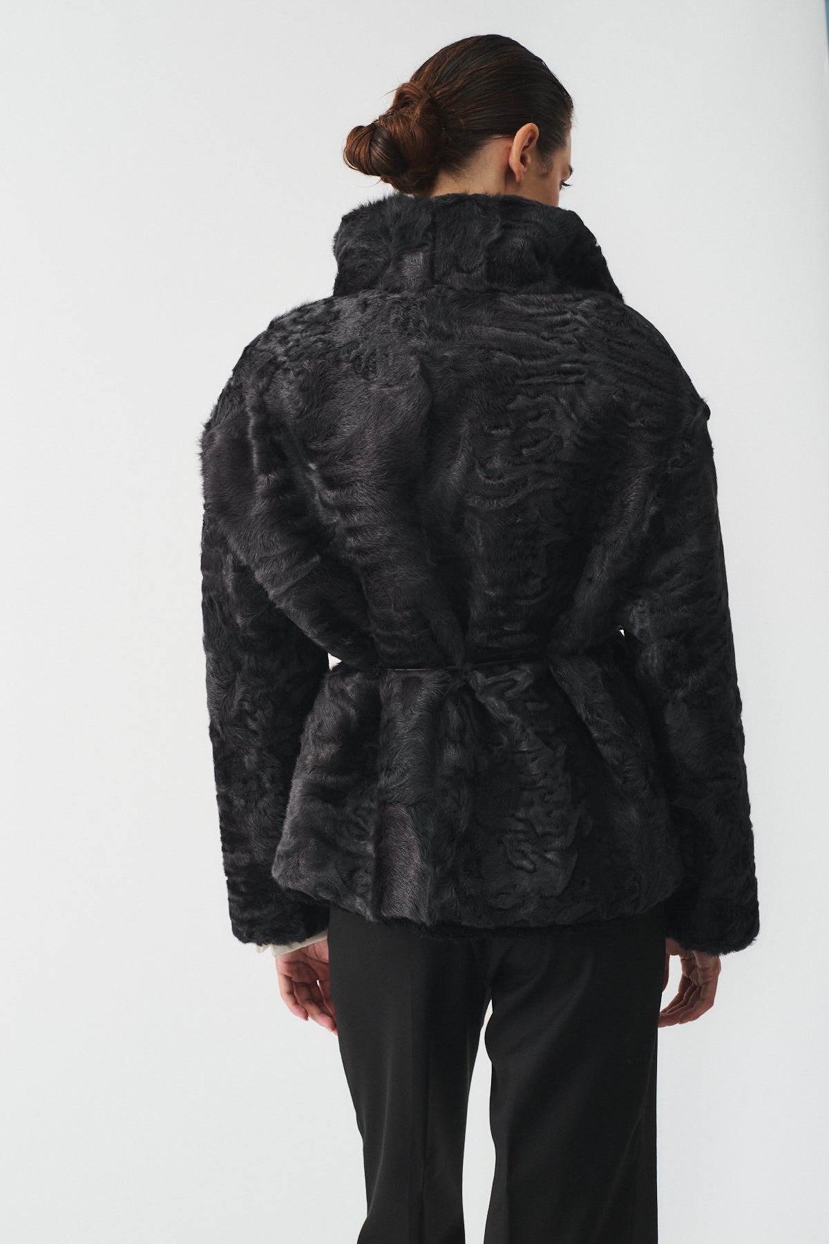 BLOUSON ASTRAKAN UPCYCLE, giacca monopetto elegante in tessuto sale e pepe, vista posteriore.