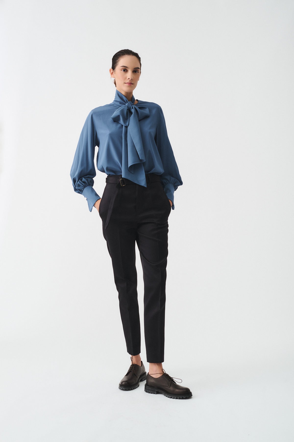 CAMICIA CHARLOTTE IN SETA CON SCIARPA, camicia elegante con sciarpa azzurra e pantaloni neri.