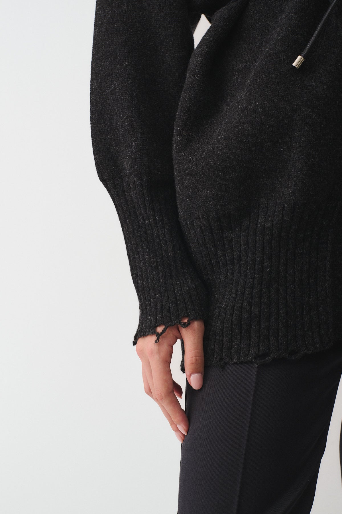 CARDIGAN IN MAGLIA CON CINTURA PELLE, dettaglio delle maniche con punto a costine e finiture lavorate.