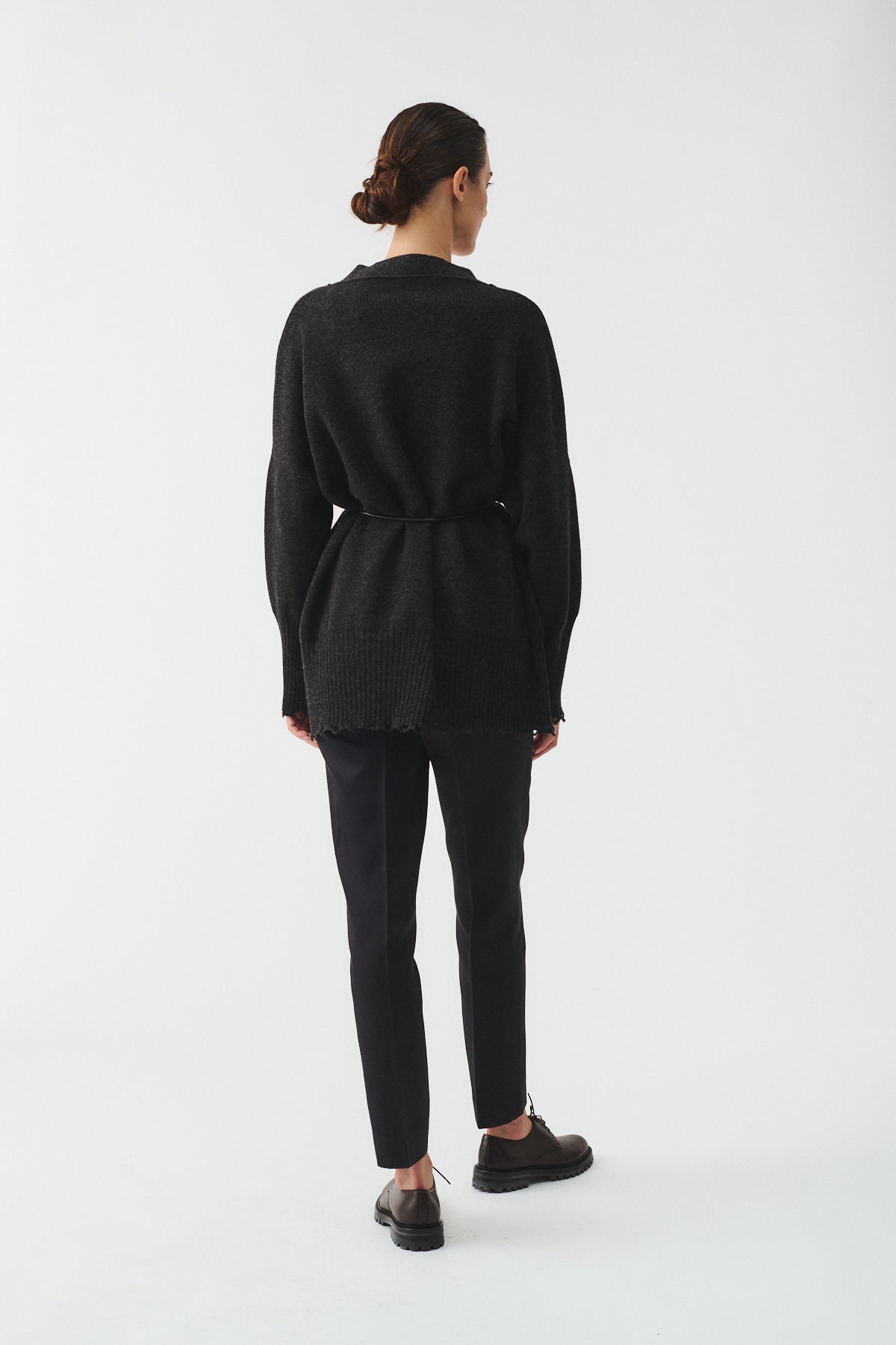 CARDIGAN IN MAGLIA CON CINTURA PELLE, vista posteriore che mostra il design elegante e la cintura in pelle.