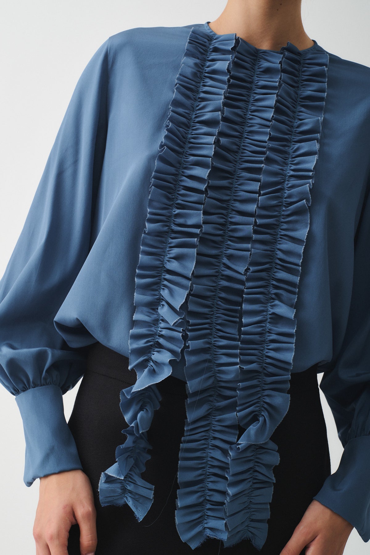 CAMICIA CHARLOTTE IN SETA CON ROUCHES E POLSI CON GEMELLI, elegante camicia blu con dettagli di rouches.