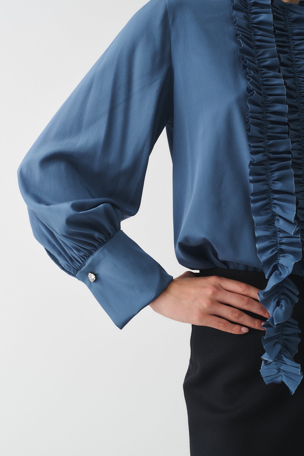 CAMICIA CHARLOTTE IN SETA CON ROUCHES E POLSI CON GEMELLI indossata, dettaglio rouches e maniche eleganti.