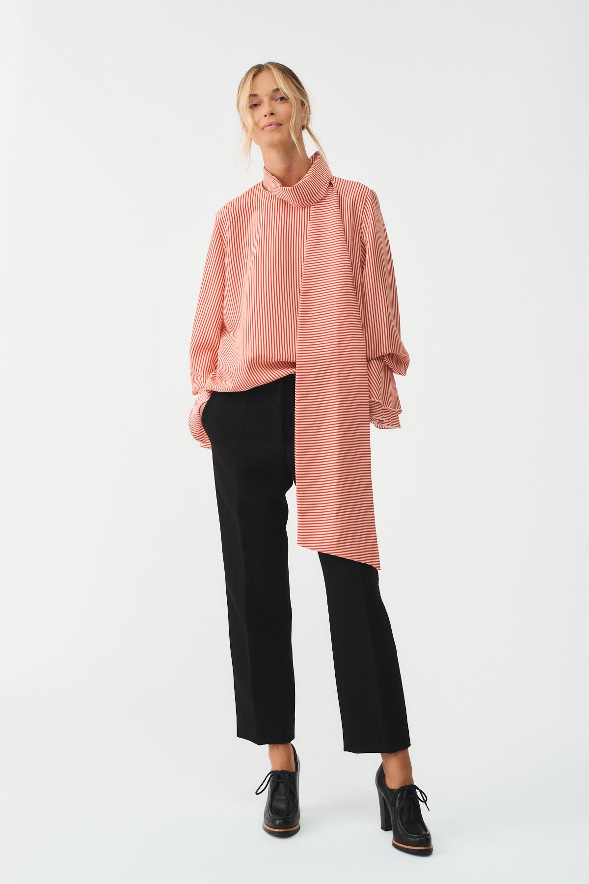 CAMICIA CHARLOTTE IN SETA CON SCIARPA in elegant pink fabric, styled with black trousers and chic shoes.