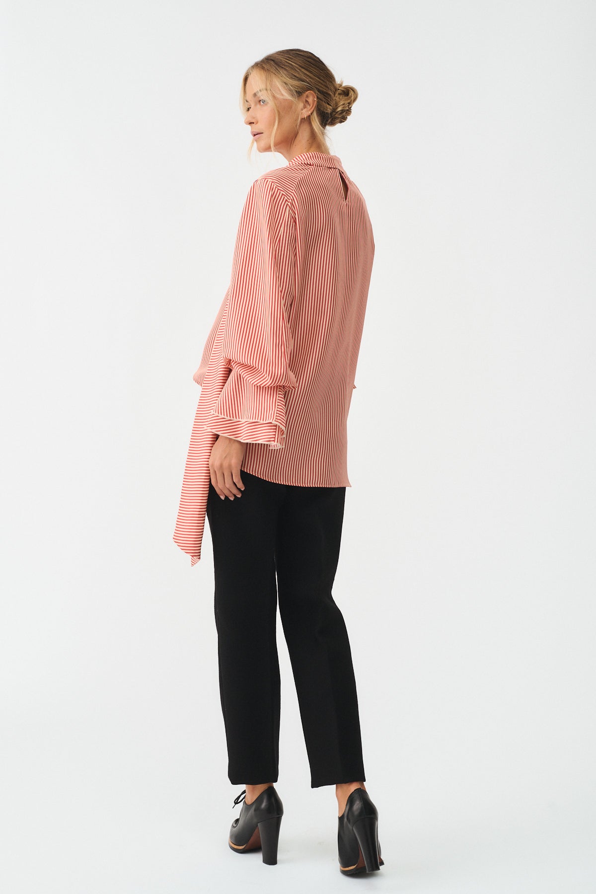 CAMICIA CHARLOTTE IN SETA CON SCIARPA - elegante camicia rosa con sciarpa, maniche volants, vista posteriore