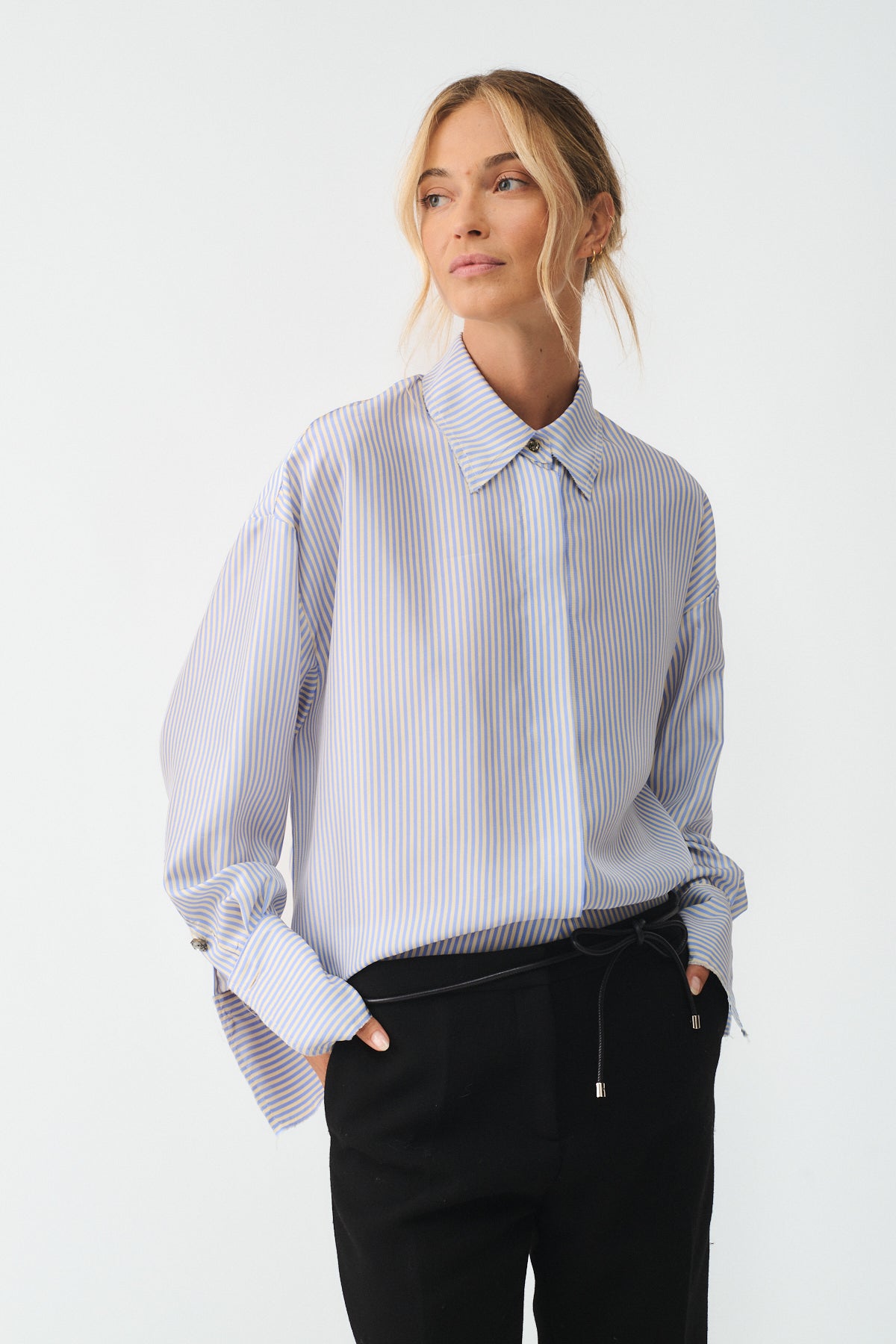 CAMICIA ISOTTA IN SETA CON BOTTONI GIOIELLO - Shirt with oversized fit and decorative gem buttons.