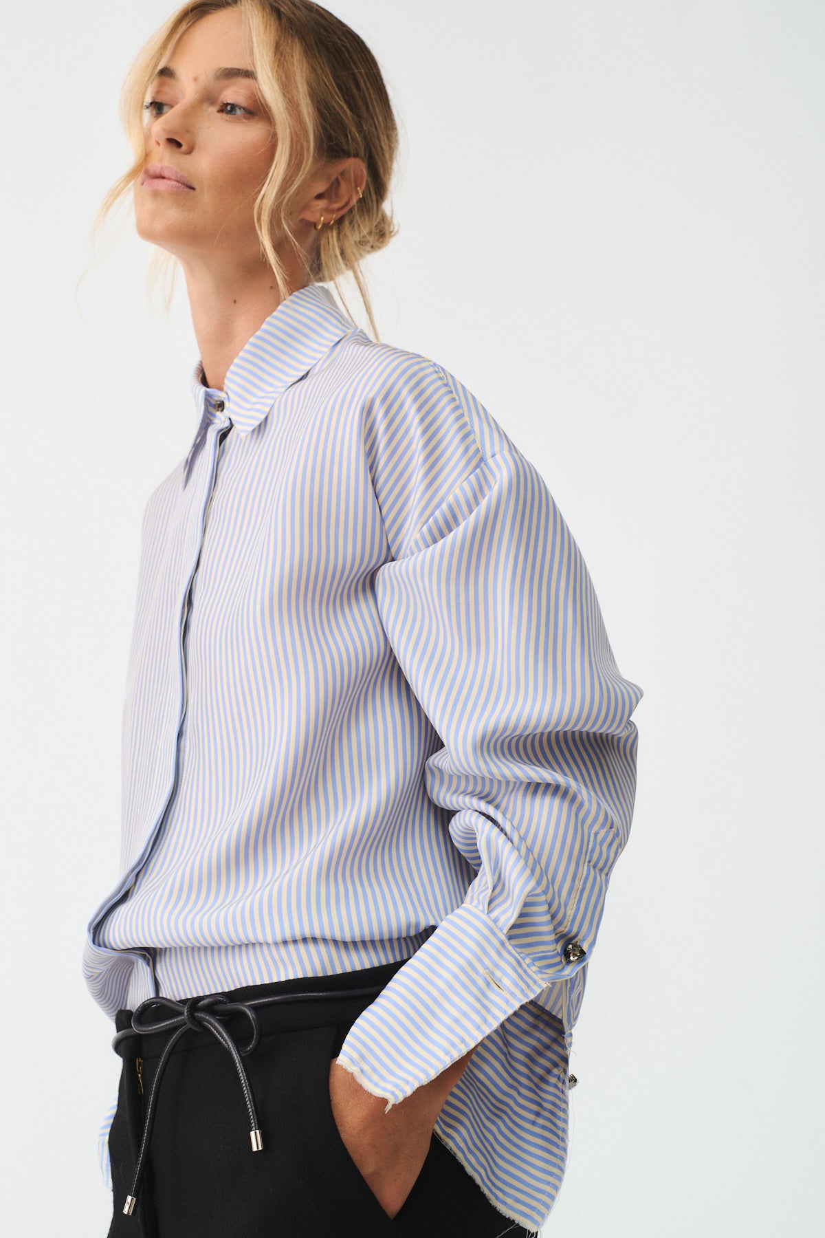 CAMICIA ISOTTA IN SETA CON BOTTONI GIOIELLO, camicia over-size a righe con collo e polsi sfrangiati.