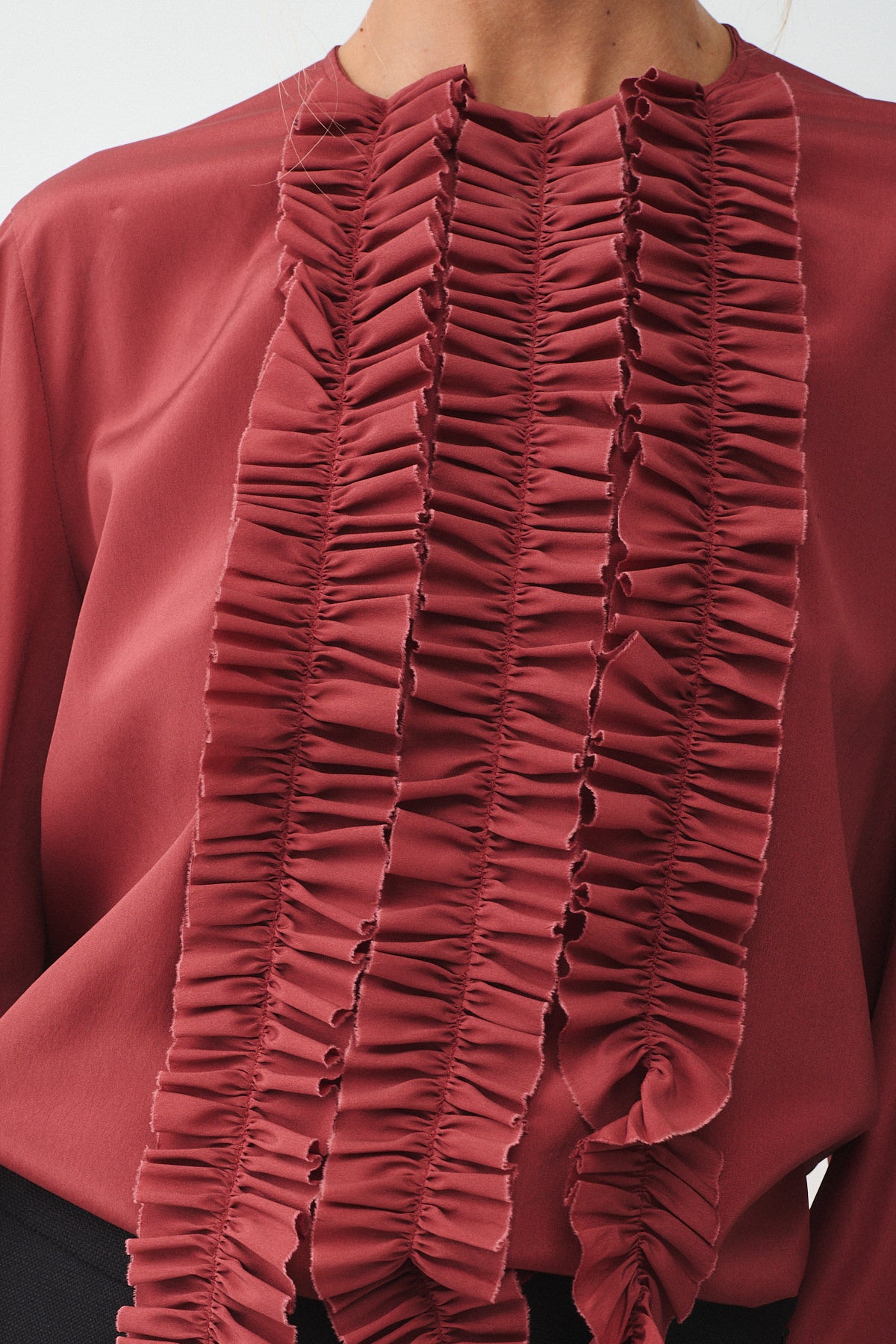 CAMICIA CHARLOTTE IN SETA CON ROUCHES E POLSI CON GEMELLI - Dettaglio delle rouches eleganti.