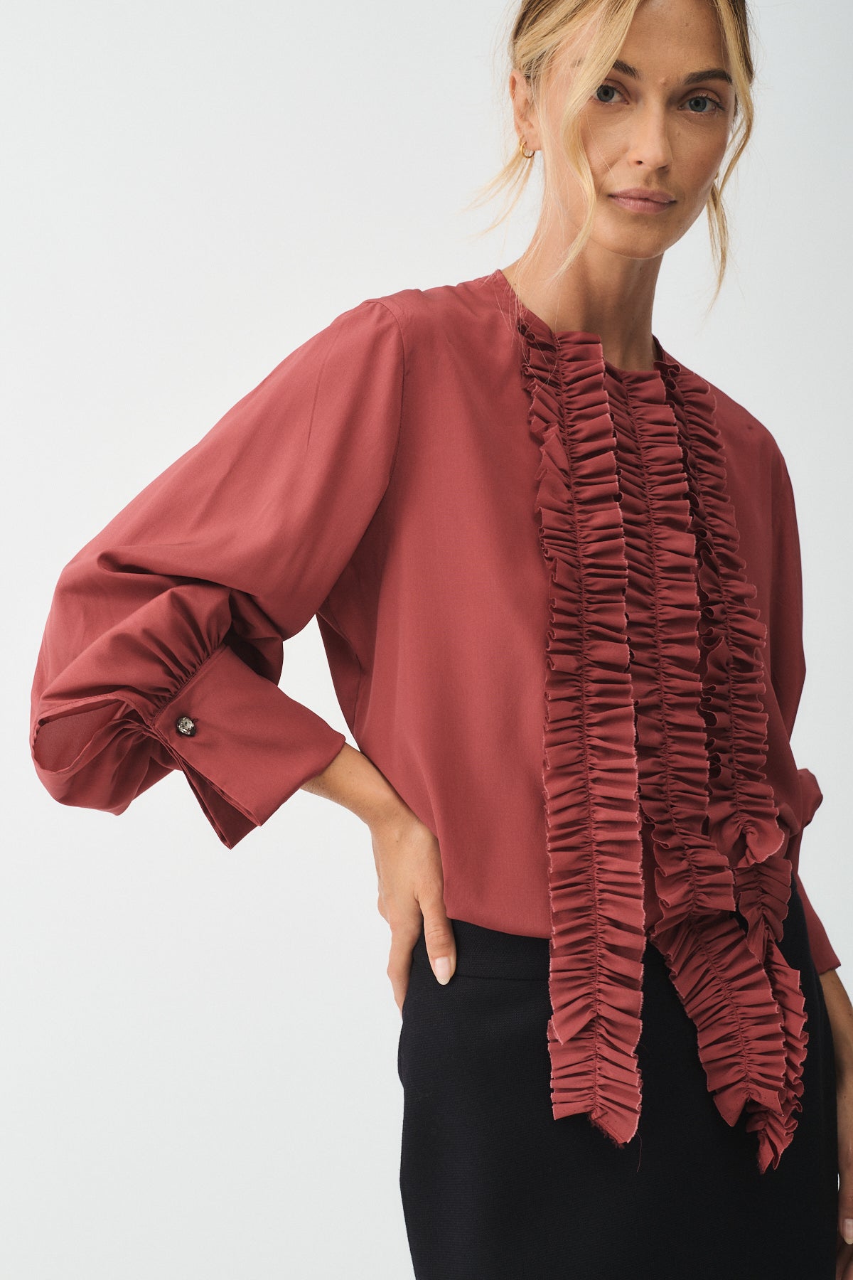 CAMICIA CHARLOTTE IN SETA CON ROUCHES E POLSI CON GEMELLI indossata da donna con rouches eleganti in tonalità rosso.