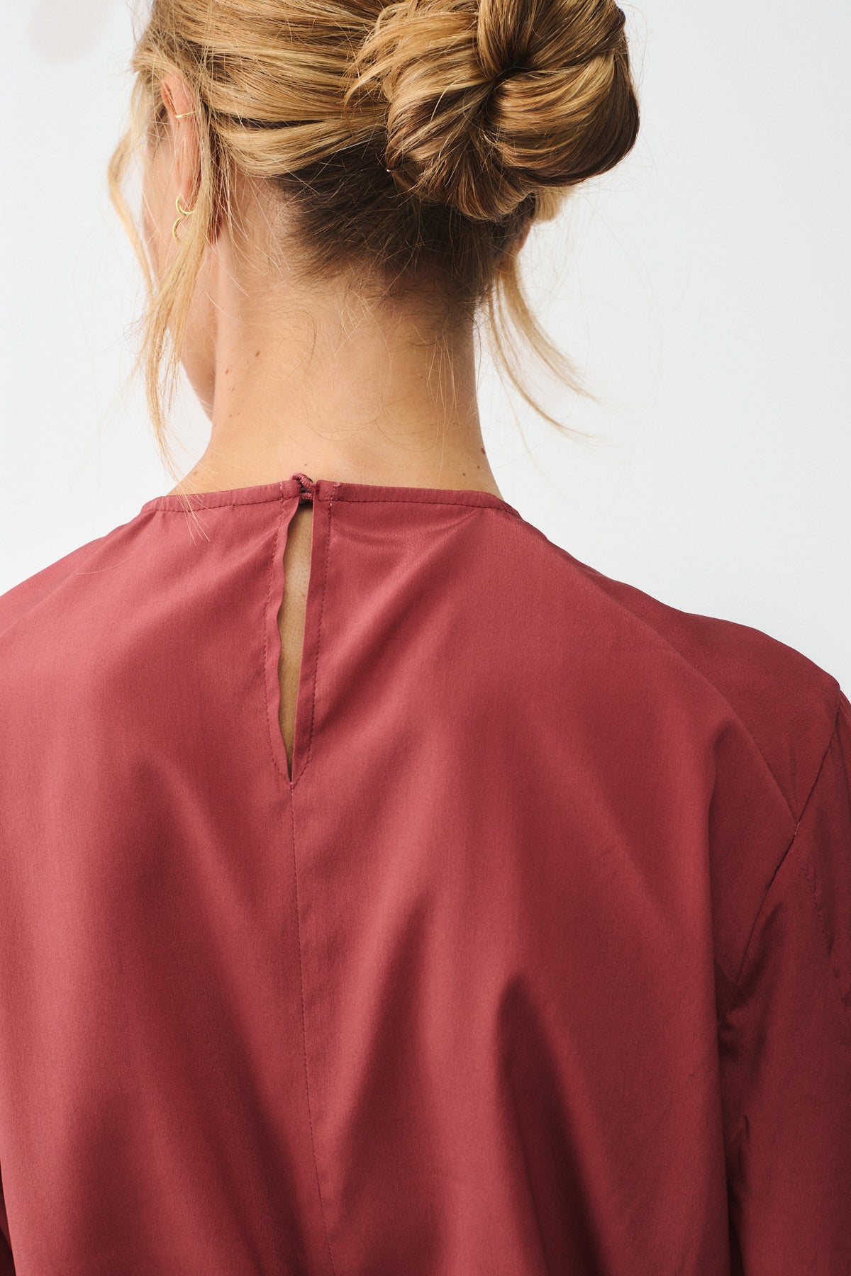 CAMICIA CHARLOTTE IN SETA CON ROUCHES E POLSI CON GEMELLI vista posteriore con dettaglio linguetta
