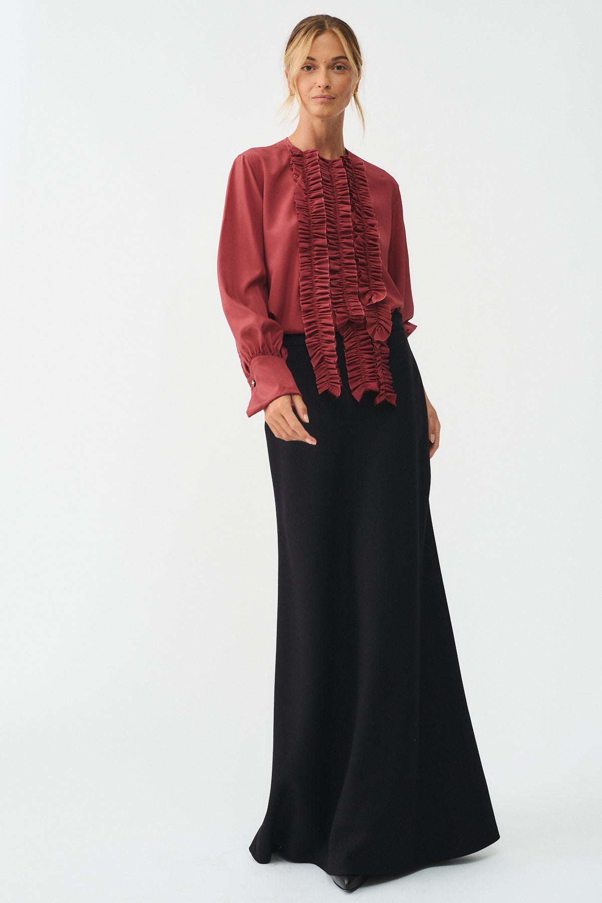 CAMICIA CHARLOTTE IN SETA CON ROUCHES E POLSI CON GEMELLI indossata da una modella elegante