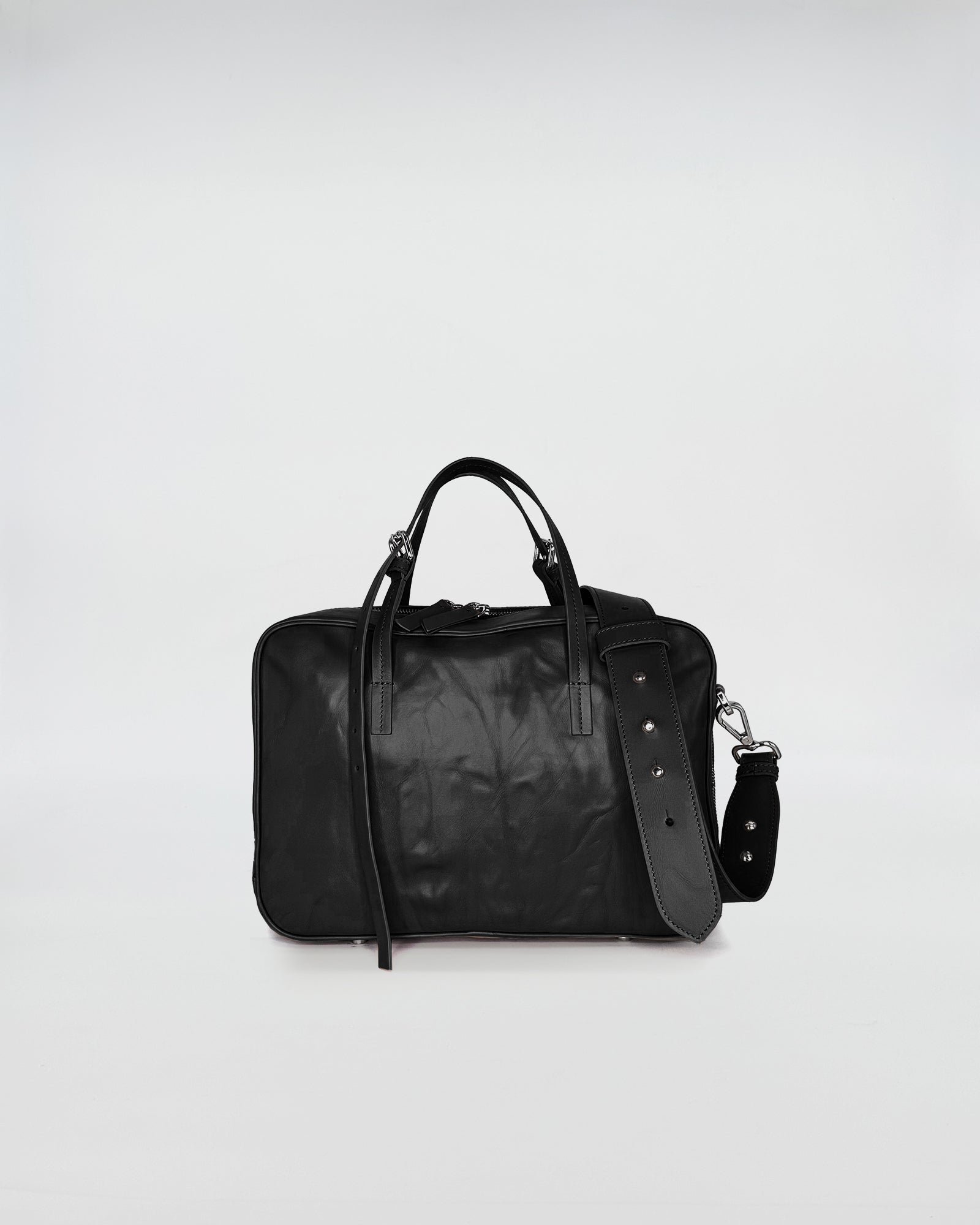FRIDA MEDIUM VITELLO LAVATO black bauletto bag with adjustable strap and retro-modern design.