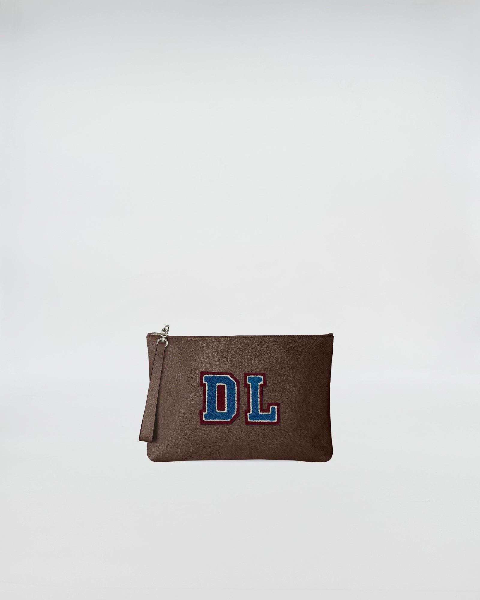 POCHETTE JOY PERSONALIZZATA in pelle marrone con patch ricamo DL e chiusura con zip.