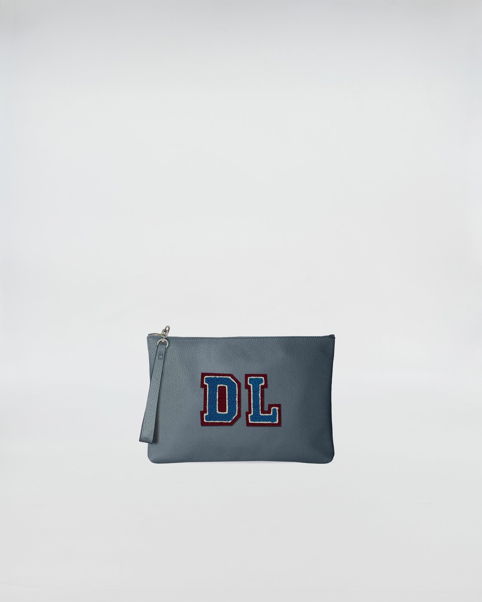 POCHETTE JOY PERSONALIZZATA in pelle grigia con patch ricamato 'DL' e chiusura con zip.
