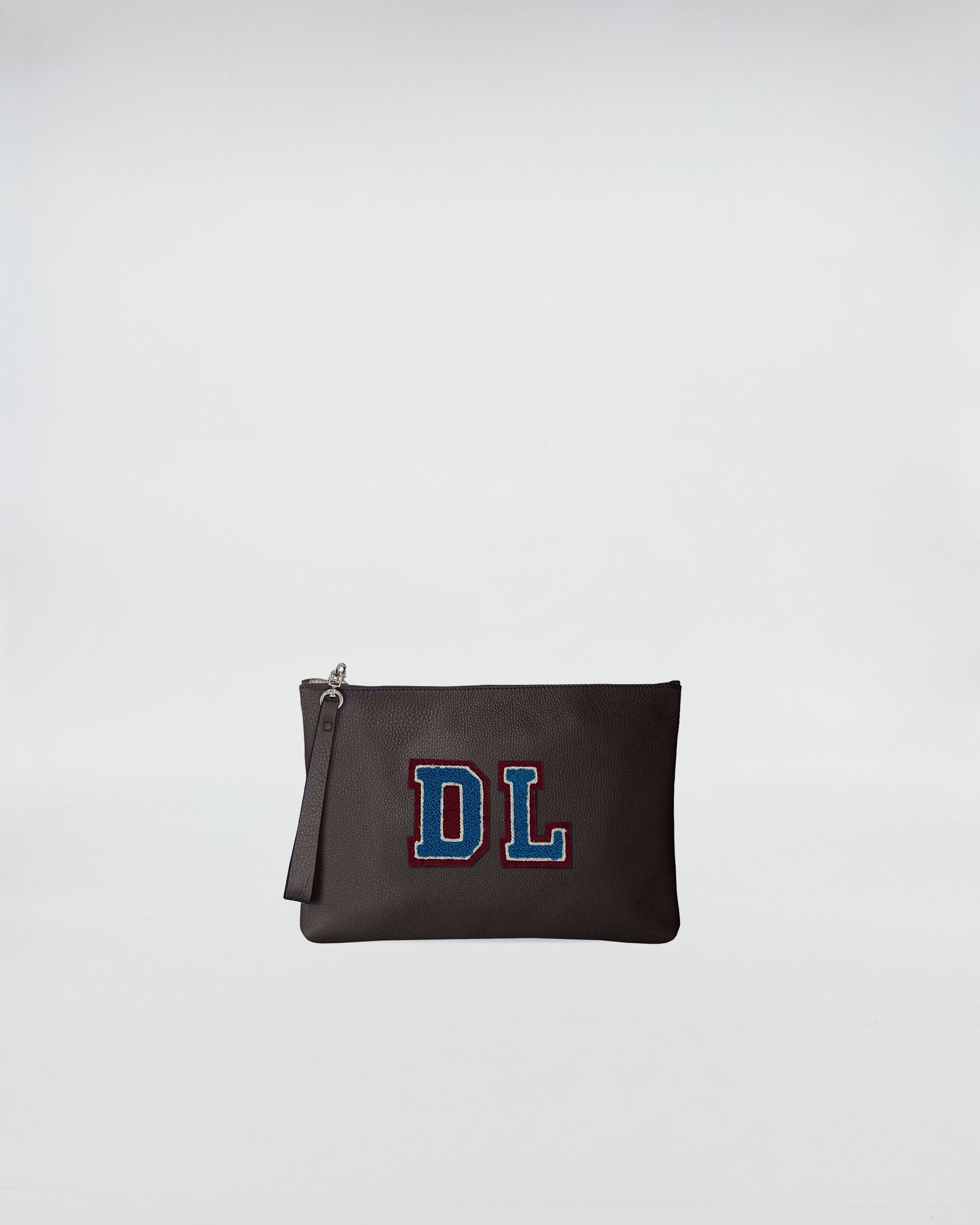POCHETTE JOY PERSONALIZZATA in pelle con patch personalizzato 'DL' e chiusura con zip.