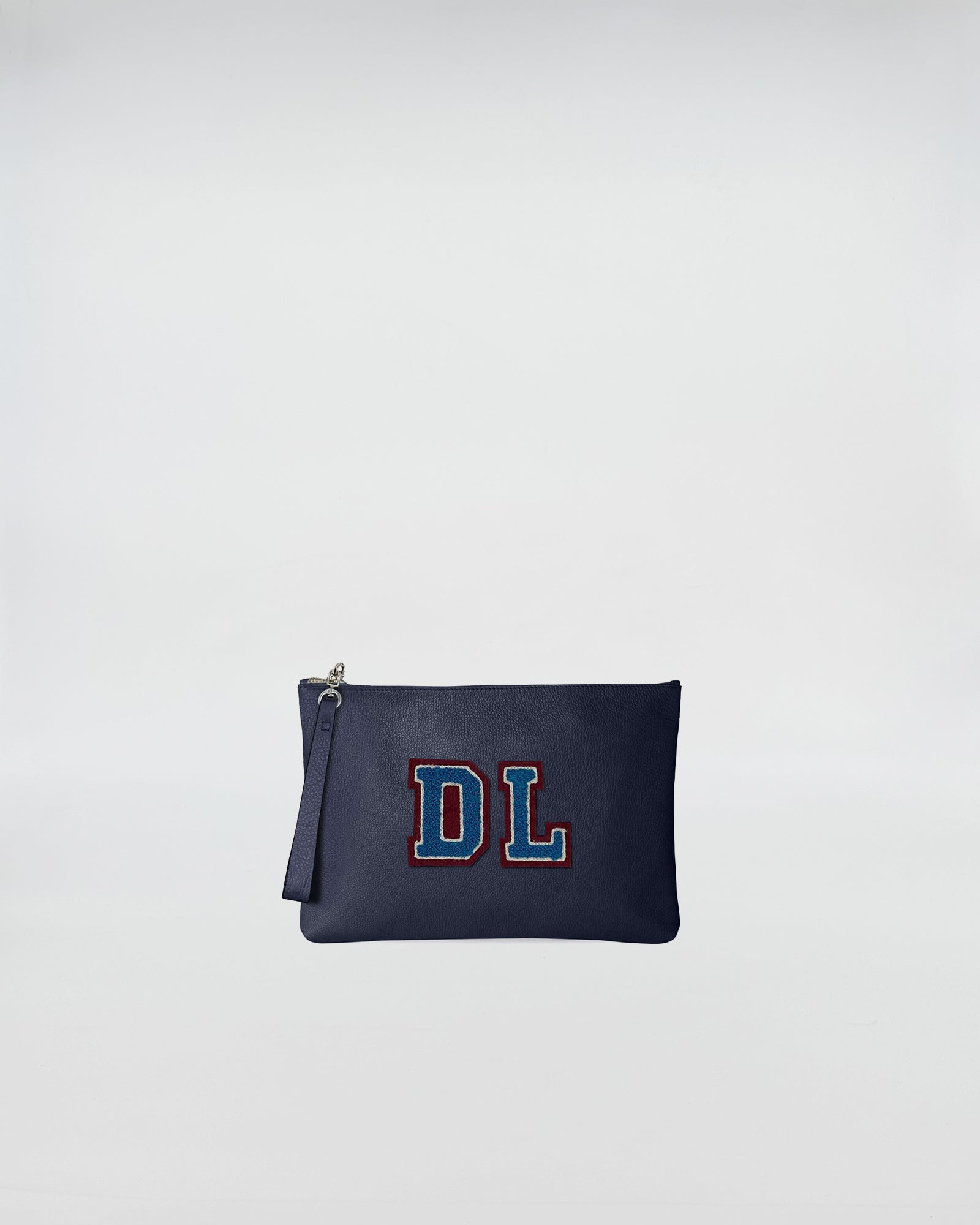 POCHETTE JOY PERSONALIZZATA in pelle con iniziali DL e chiusura con zip, design pratico e personale.