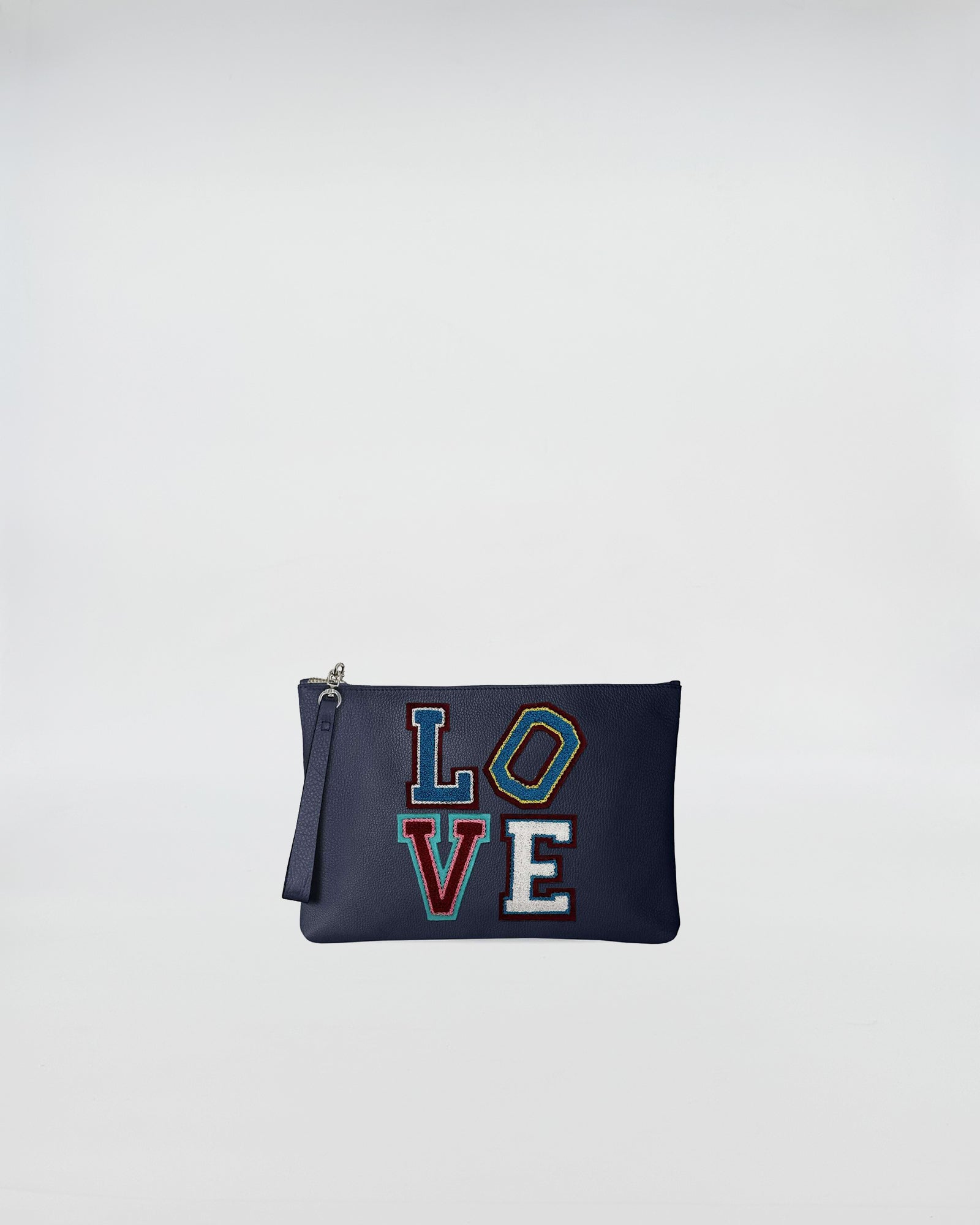 POCHETTE JOY LOVE PATCH with patch LOVE design on a navy background, designed for practicality and style.