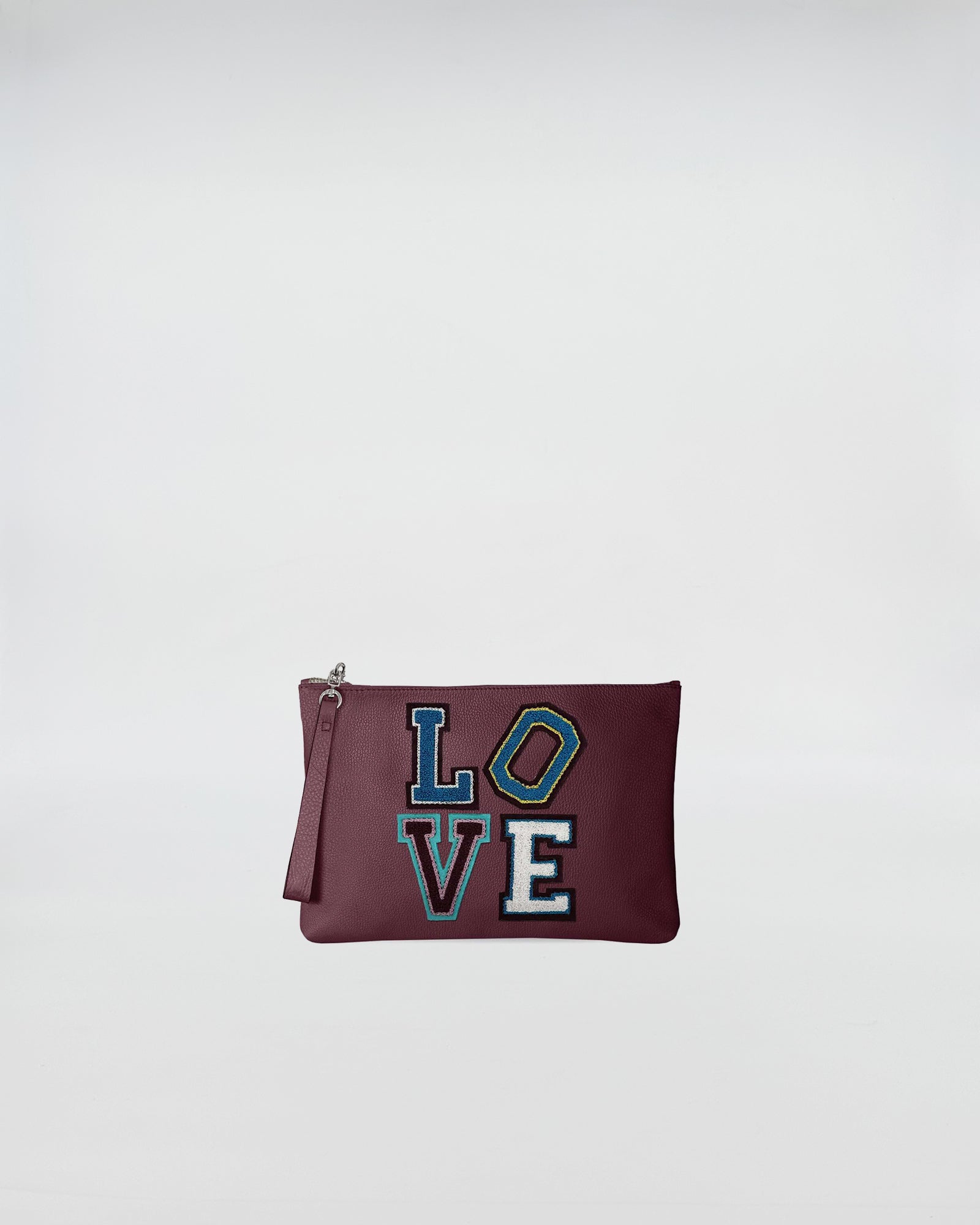 POCHETTE JOY LOVE PATCH in burgundy with colorful LOVE patch on the front.