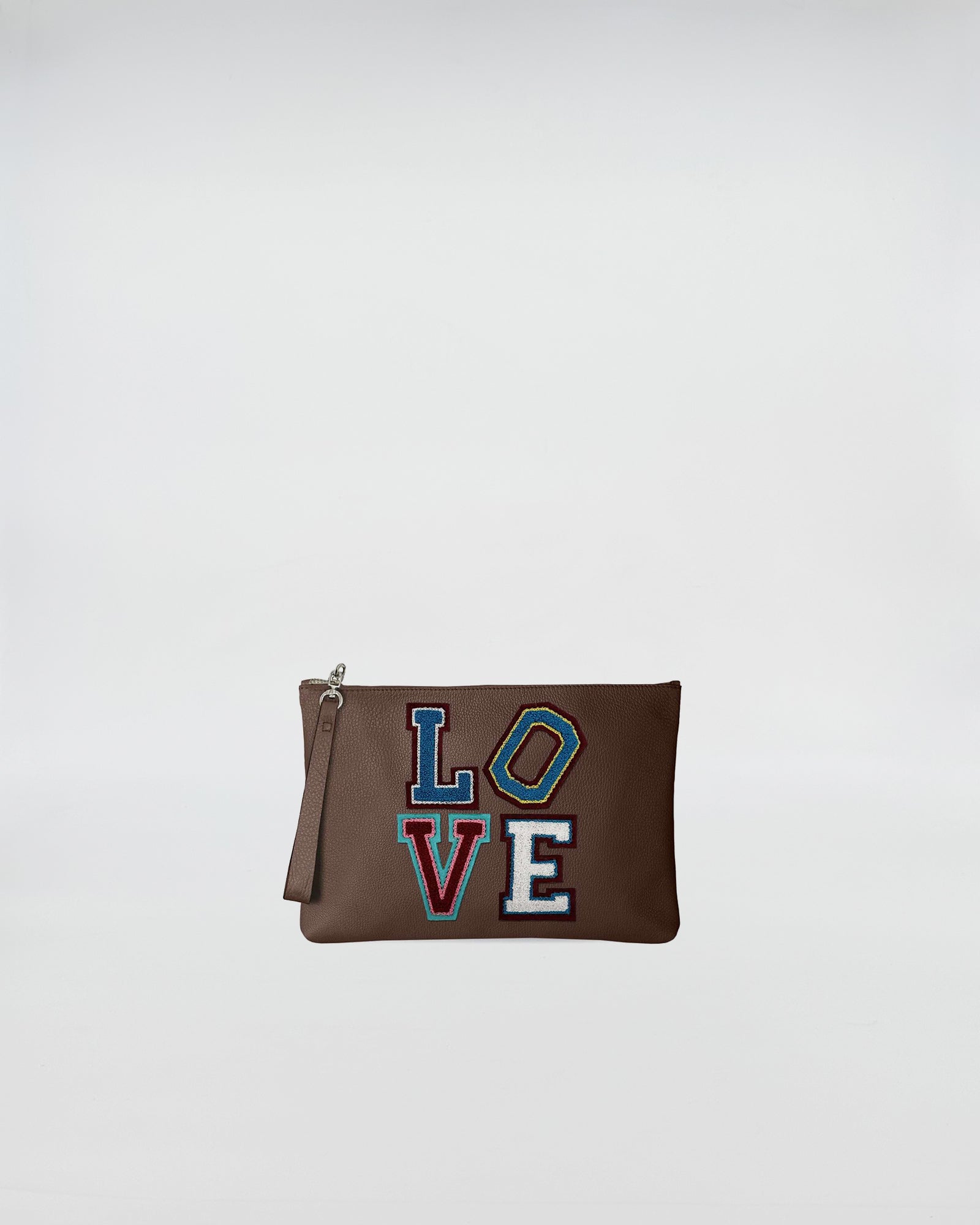 POCHETTE JOY LOVE PATCH in brown leather with colorful LOVE patch design and zip closure.